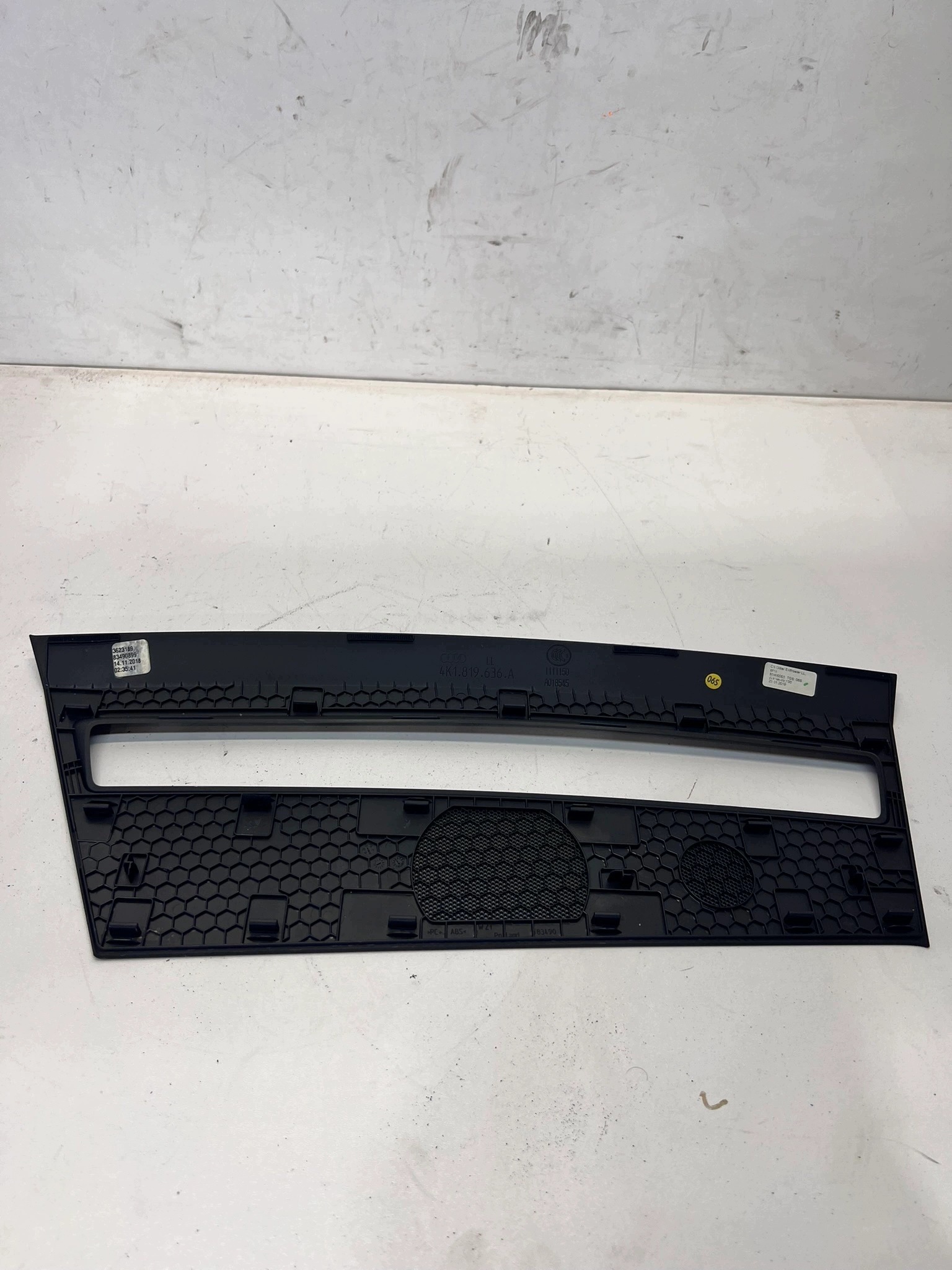 de couverture du haut parleur Central du tableau de bord AUDI A6 C8 4K1819636A