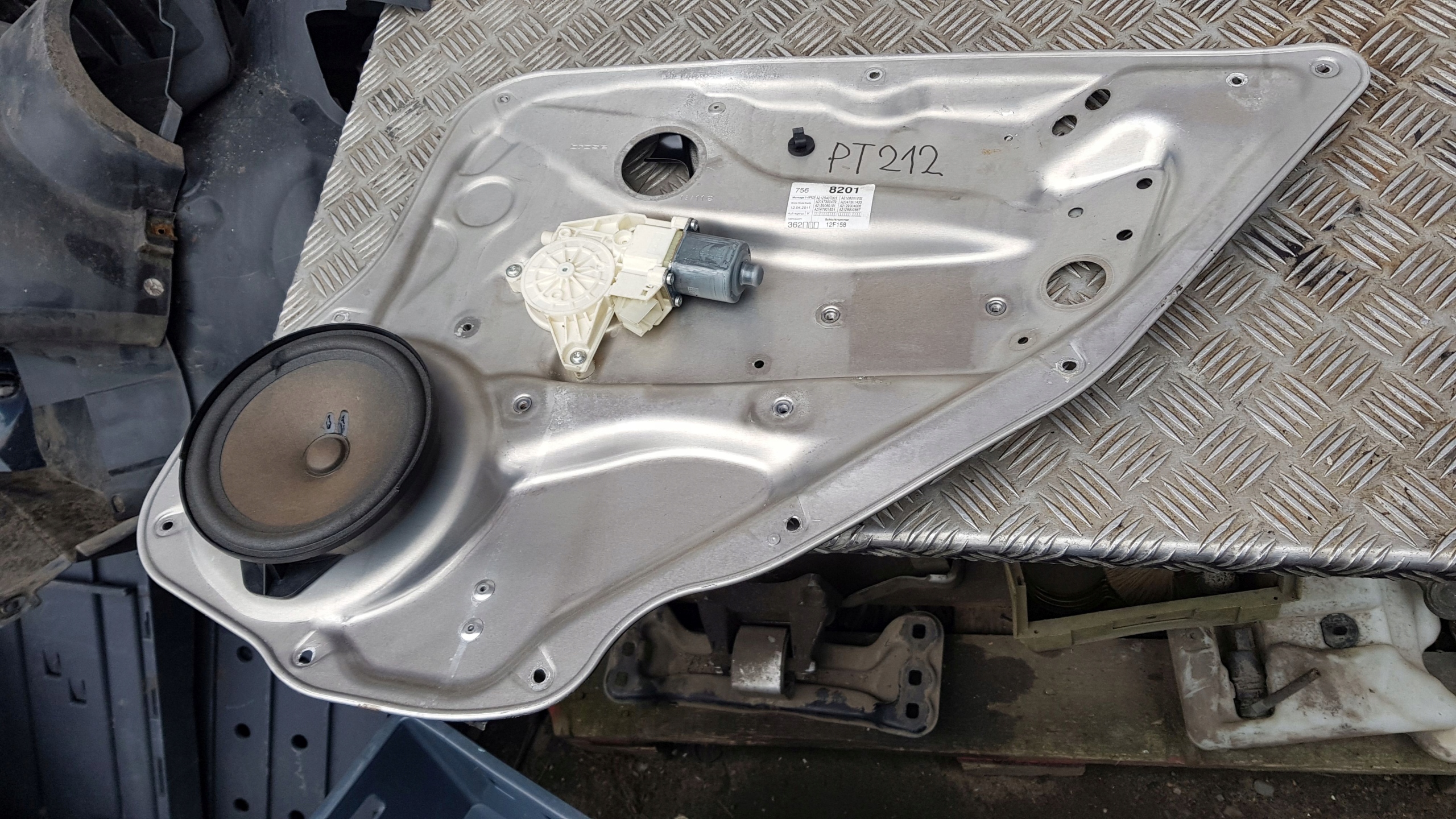 MERCEDES W212 PODNSNIK windows right rear part
