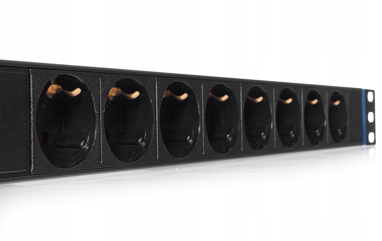 Listwa zasilająca 230V z wtykiem UPS do RACK Kod producenta 0477