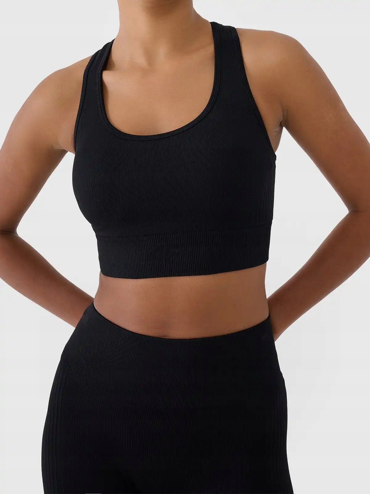 Biustonosz sportowy 4F Stanik treningowy Bezszwowy F242 czarny M/L