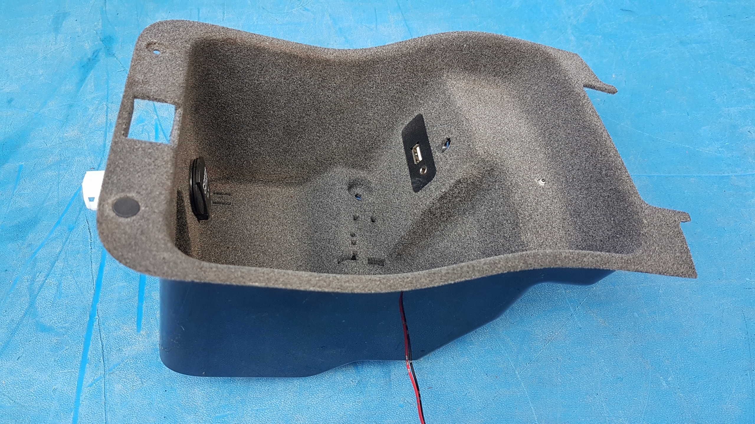 7P5863797 7P5857232 - Ящик для зберігання тунель USB роз'єм Porsche Cayenne II 7P5