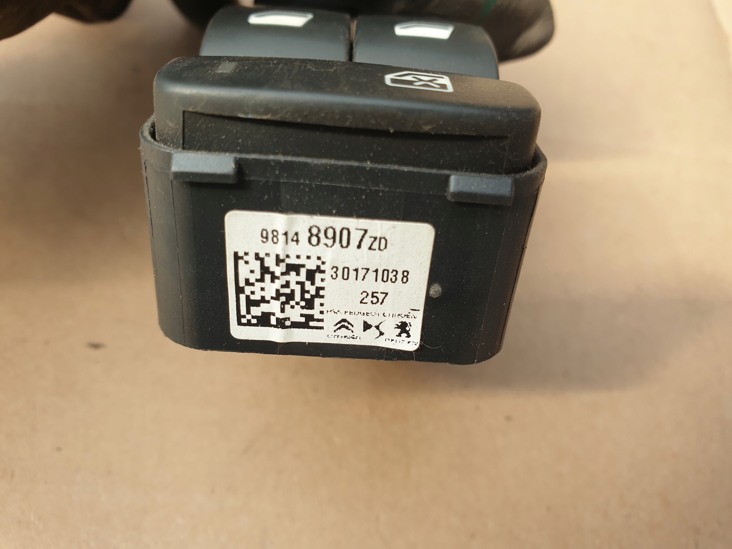 Bouton EL. Vitre CITROEN C3 III 2016- 98148907ZD