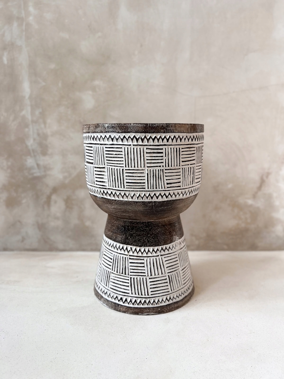 Dřevěný ručně vyráběný vyřezávaný pomocný stolek Aztec 35x50