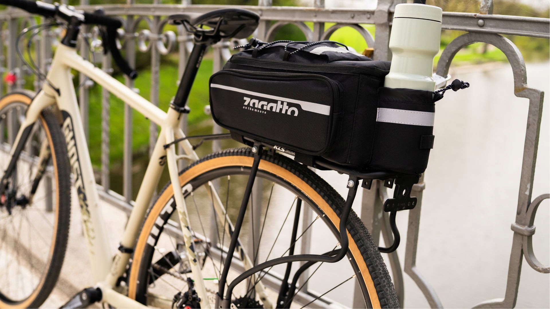 Torba rowerowa sakwa na bagażnik kufer pojemna torba na rower ZAGATTO Cechy dodatkowe elementy odblaskowe