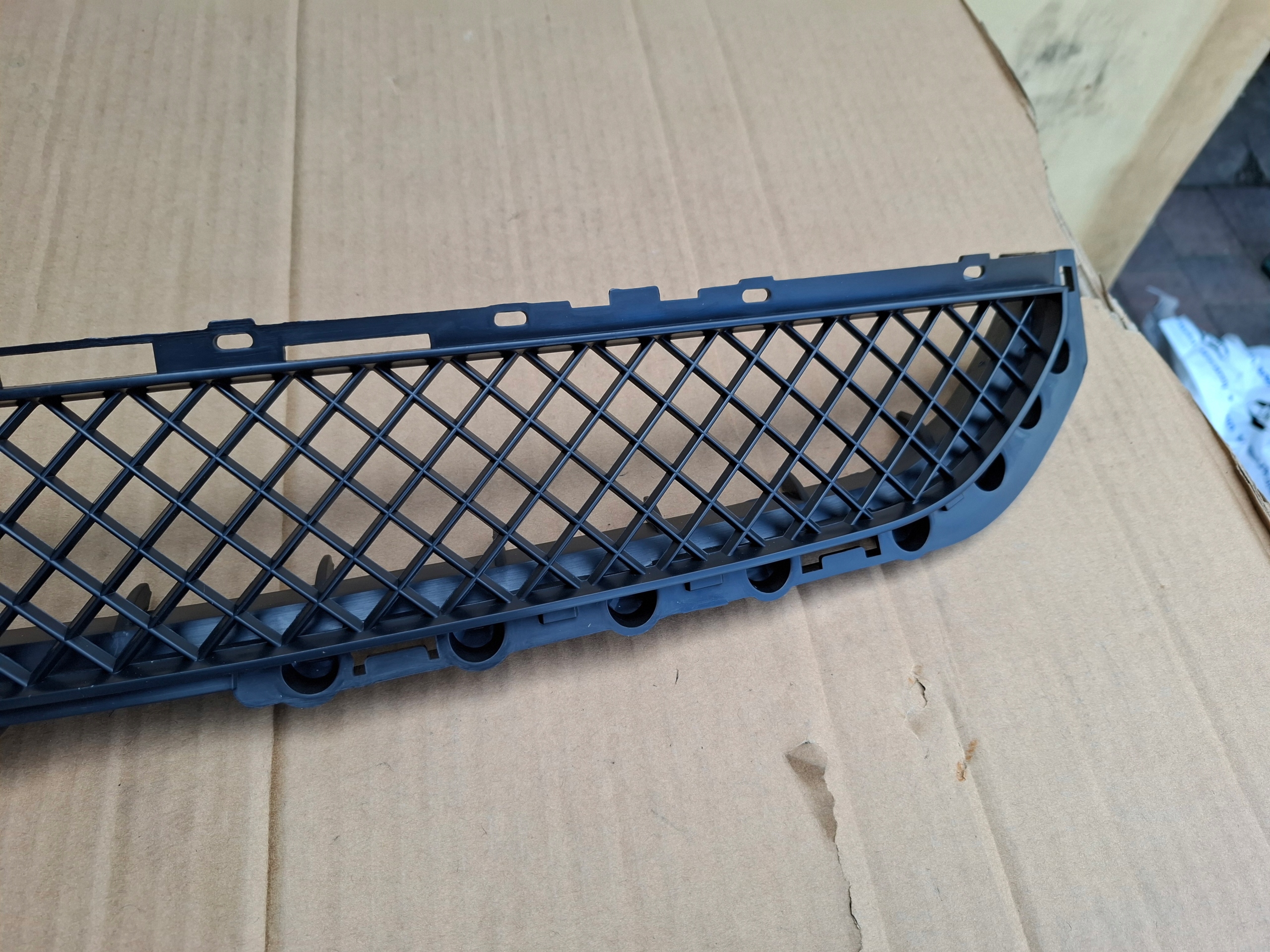 BMW E46 COUPE CABRIO 8204363 Lüftungsgitter der Stoßstange mitte