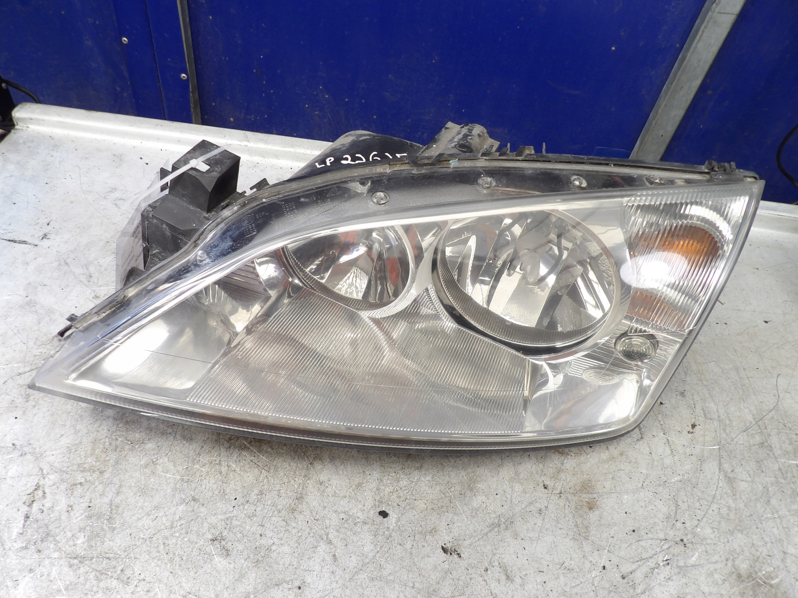 Ford Mondeo MK3 light front left