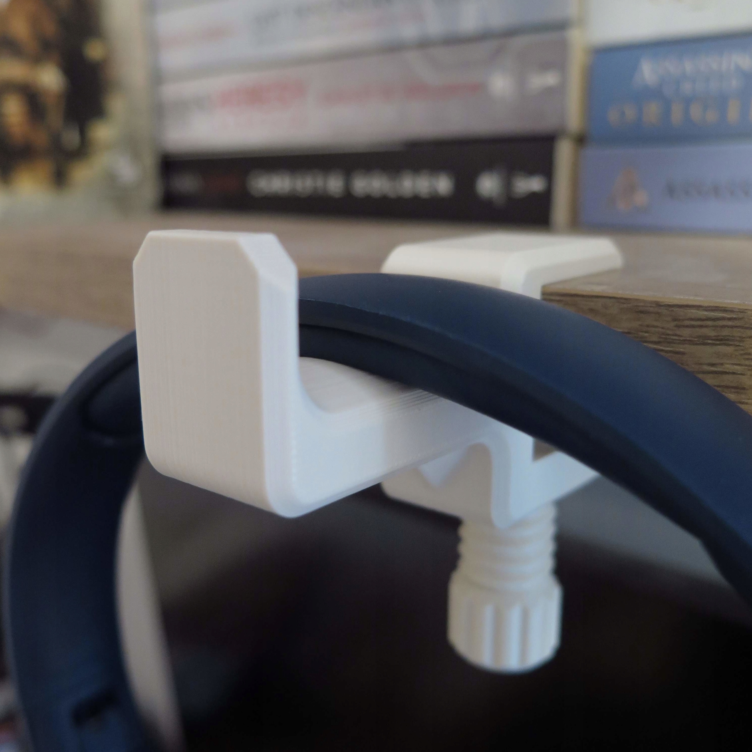 Wieszak uchwyt na słuchawki przykręcany do biurka półki blatu kremowy Model 27mm