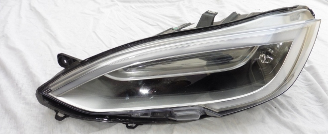 Tesla Model S, 16 - LAMPA PRZEDNIA LEWA