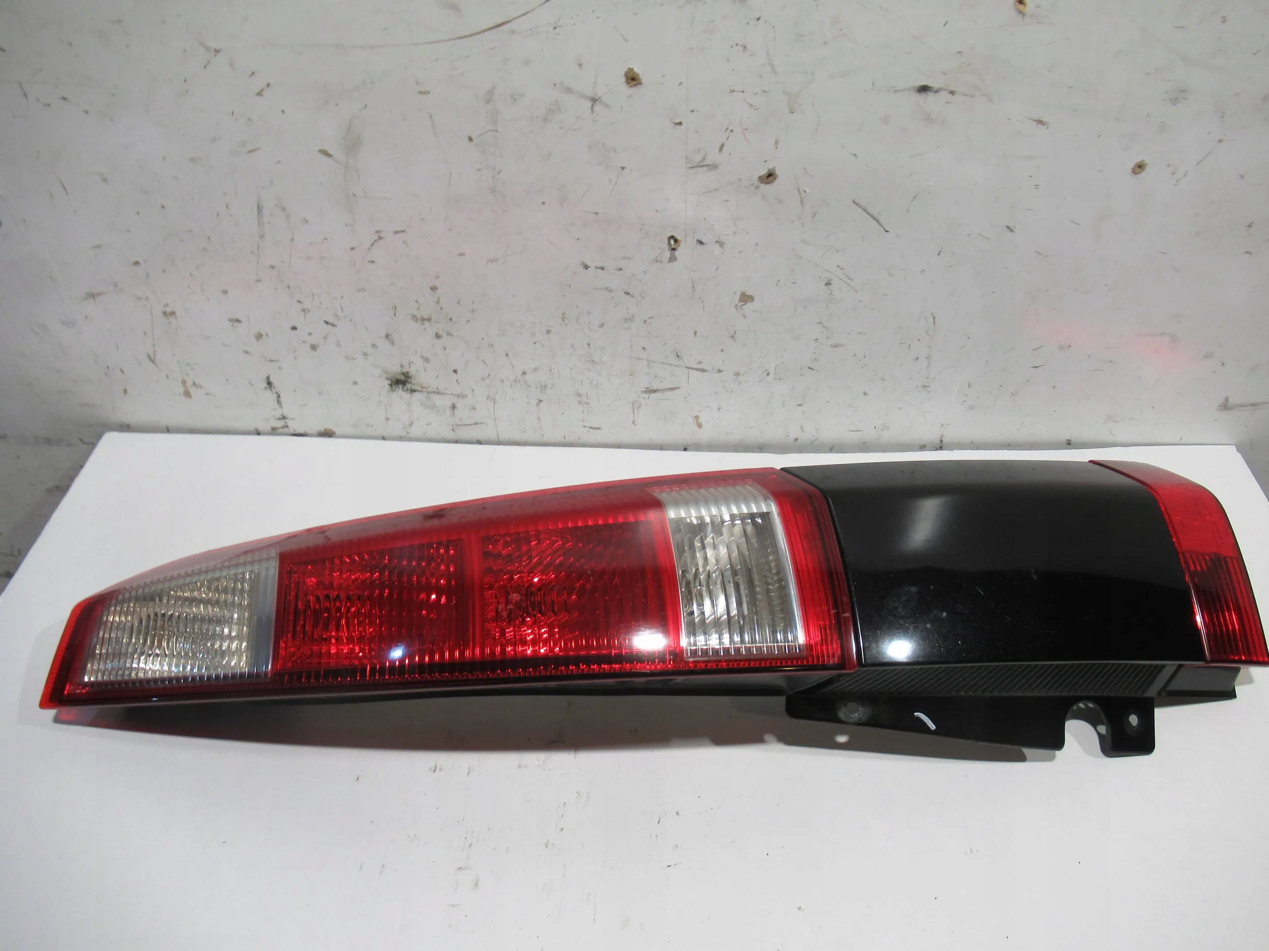 фонарь правый 13130028 opel Meriva A