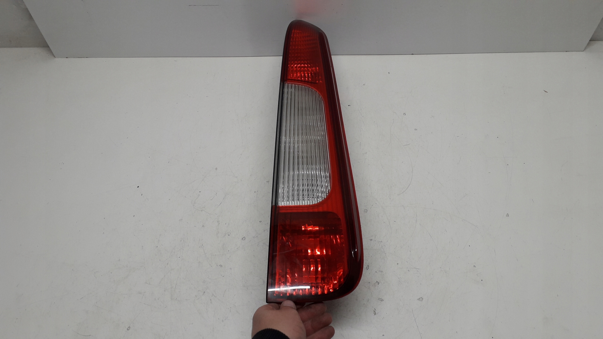 FORD C-MAX MK1 03- LAMPA PRAWA TYLNA