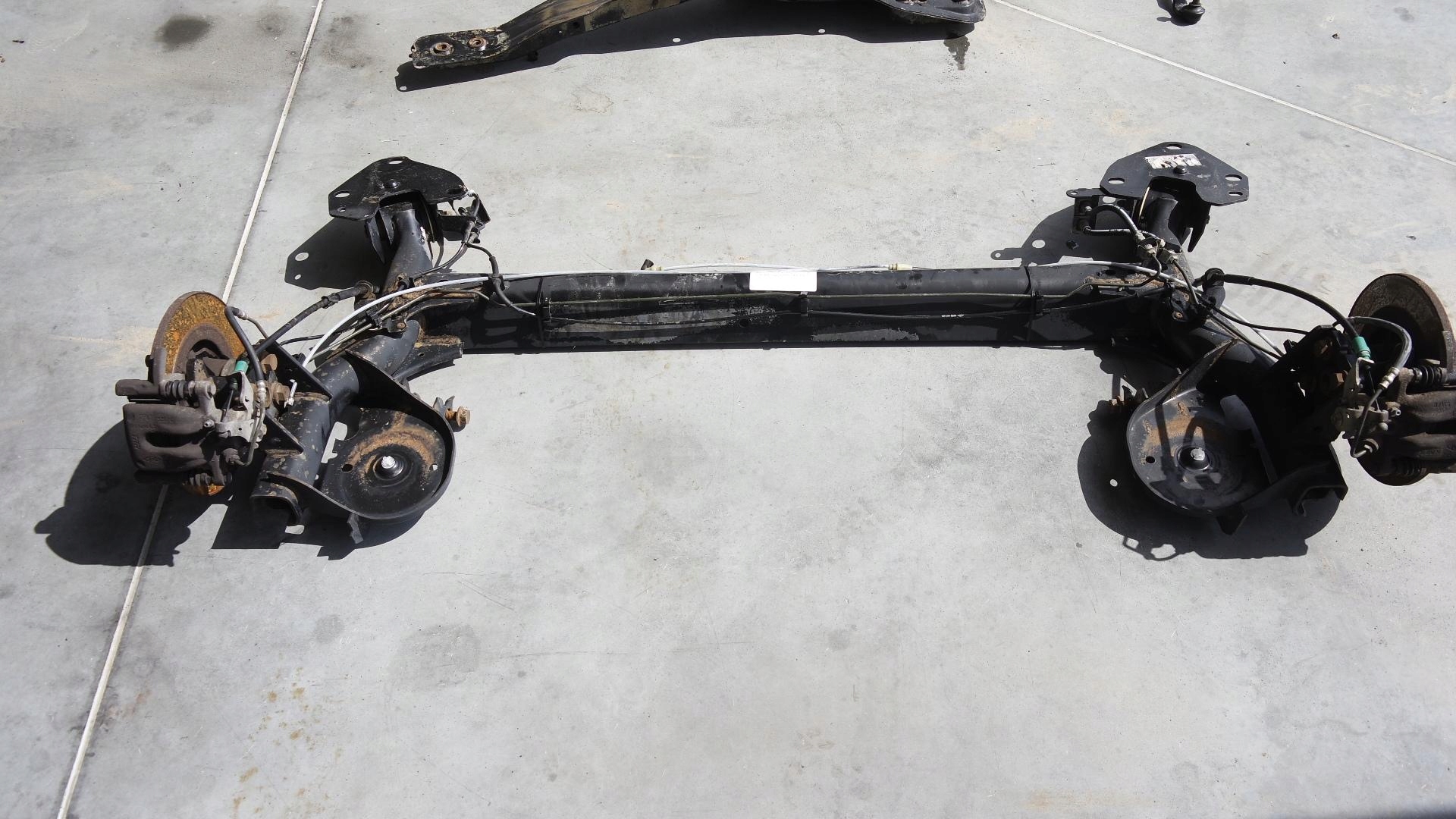 ZAWIESZENIE TYLNE TYŁ RENAULT KANGOO II 1.6 Jakość części (zgodnie z GVO) O - oryginał z logo producenta pojazdu (OE)