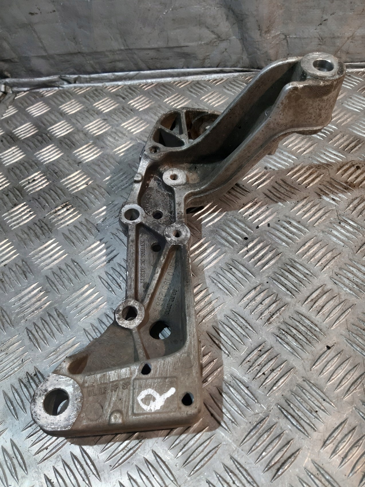 console holder arms right front VW TOURAN and 1.9 TDI 1K0199296F