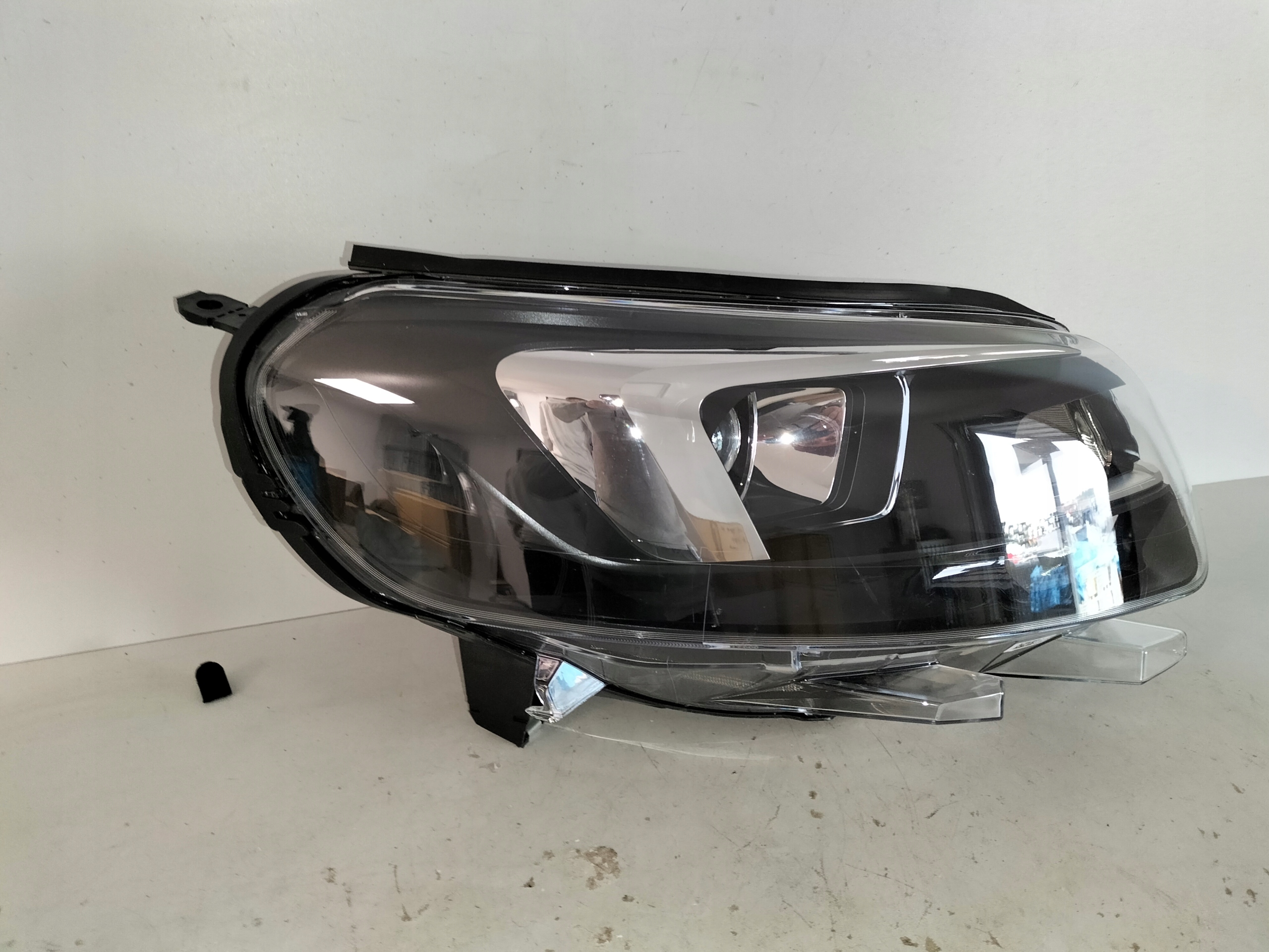 light front reflektor right OPEL ZAFIRA D 19- VIVARO C 19- XENON