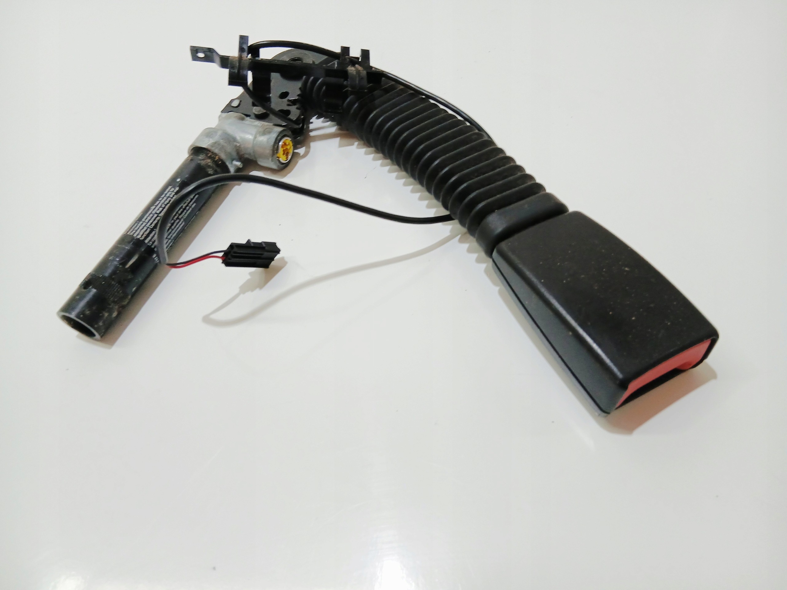 seat belt pretensioner left front BMW E60 E61 LIFT 7210887