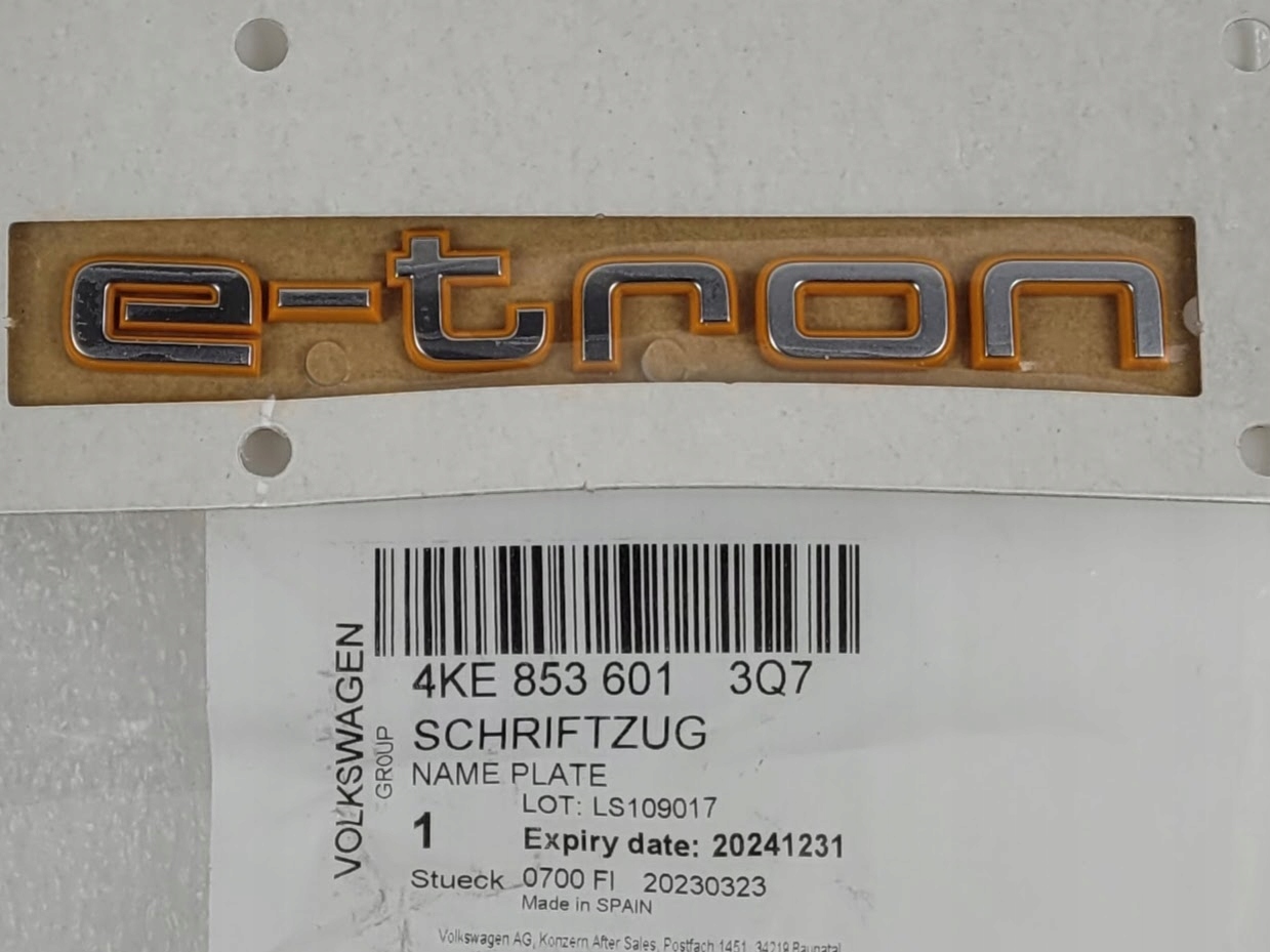 AUDI ЗНАЧЕК ЕМБЛЕМА е-трон ОРАНЖЕВЫЙke853601 НОВИЙ ОРИГИНАЛ.