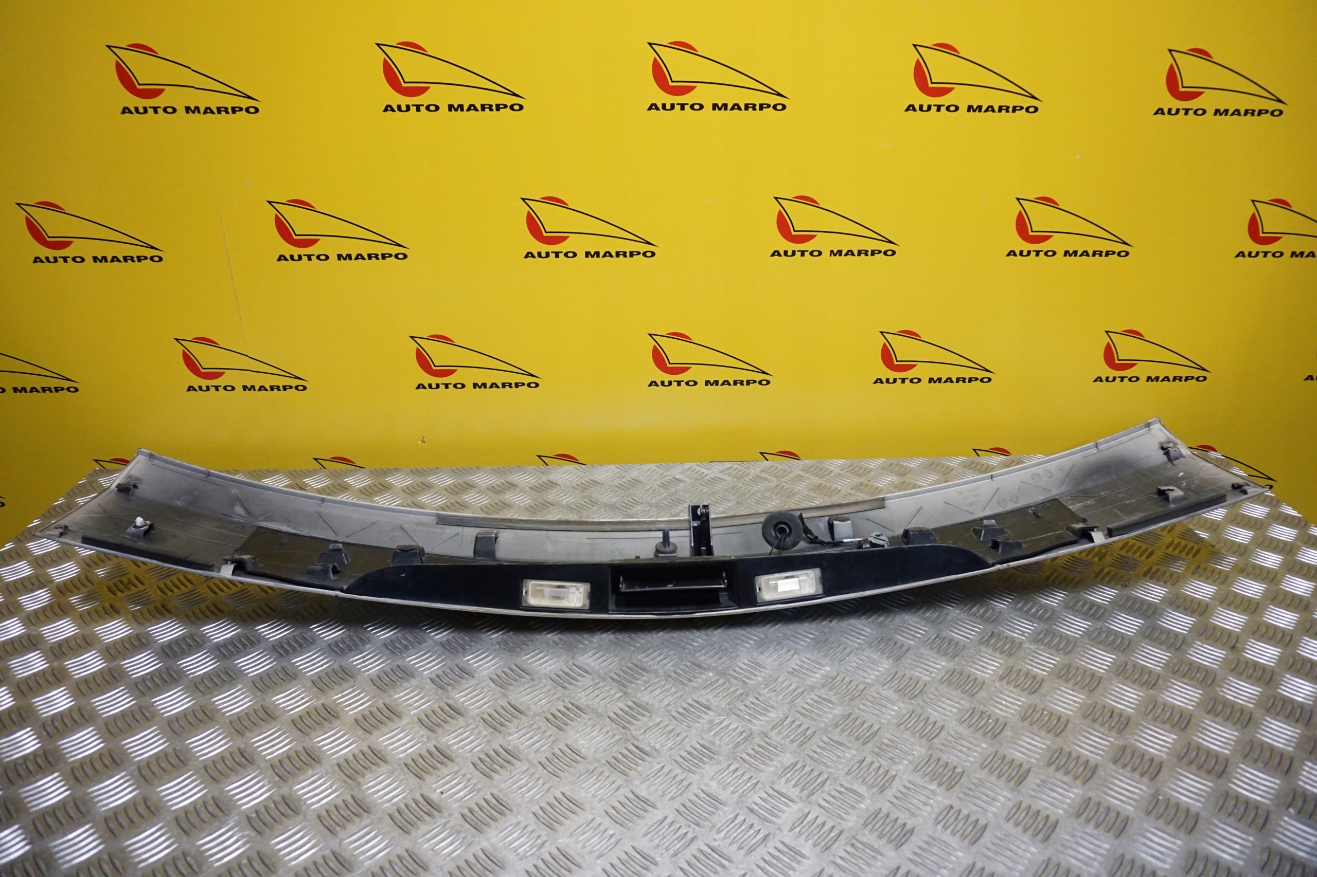 DODGE GRAND CARAVAN 2011 - 2016 Listwa Tylna Blenda Klapy Bagażnika Tył Jakość części (zgodnie z GVO) O - oryginał z logo producenta pojazdu (OE)