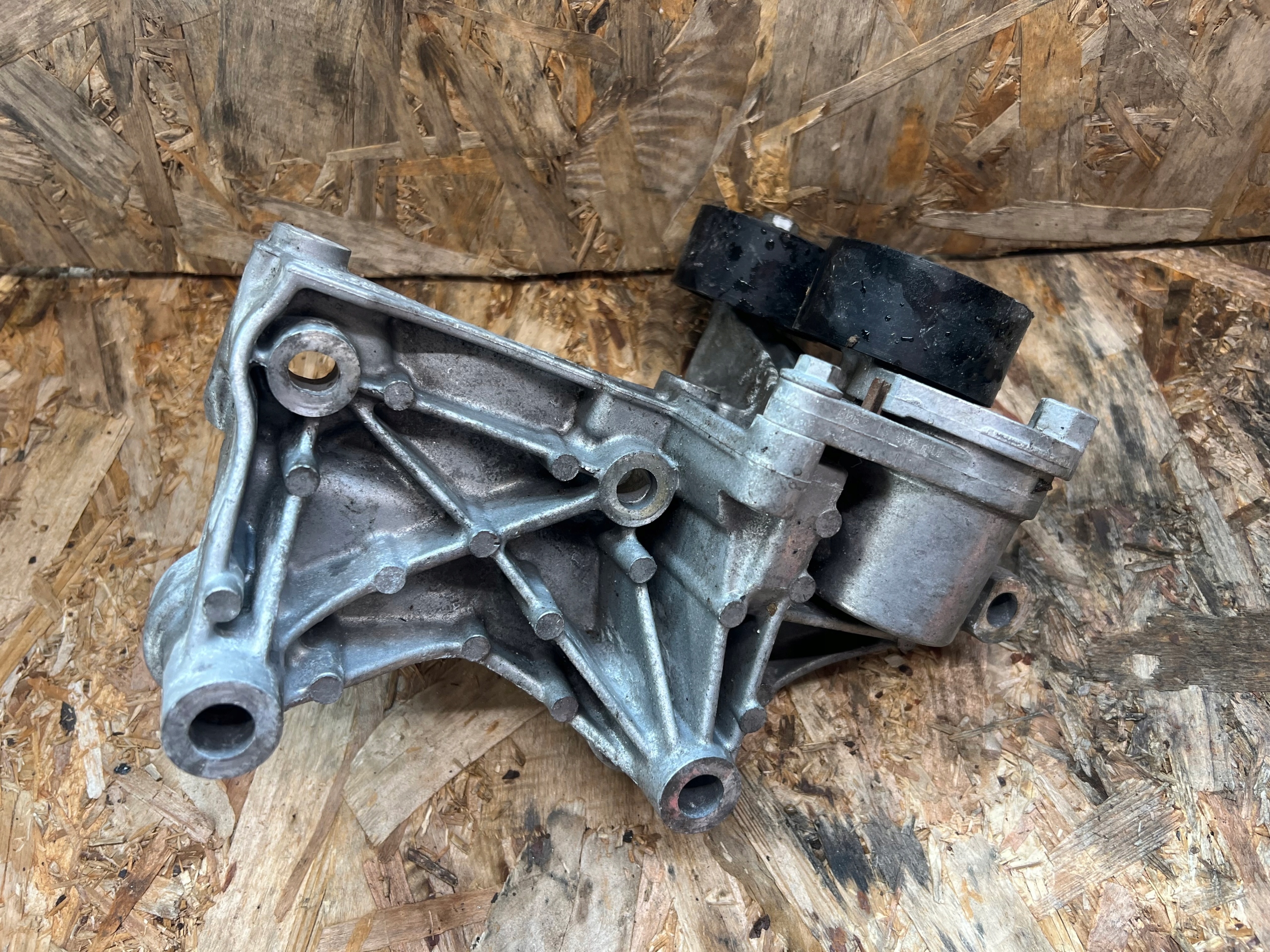 support alternator RENAULT TRAFIC III QASHQAI 1,6 DCI 117105124R