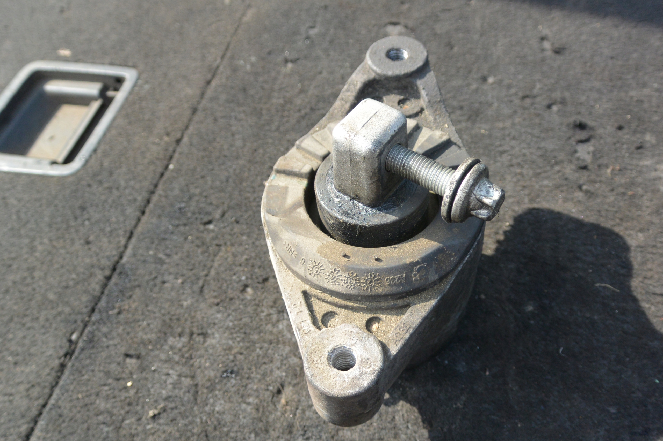 holder engine mount left 3.0D MASERATI QUATTROPORTE VI GHIBLI III