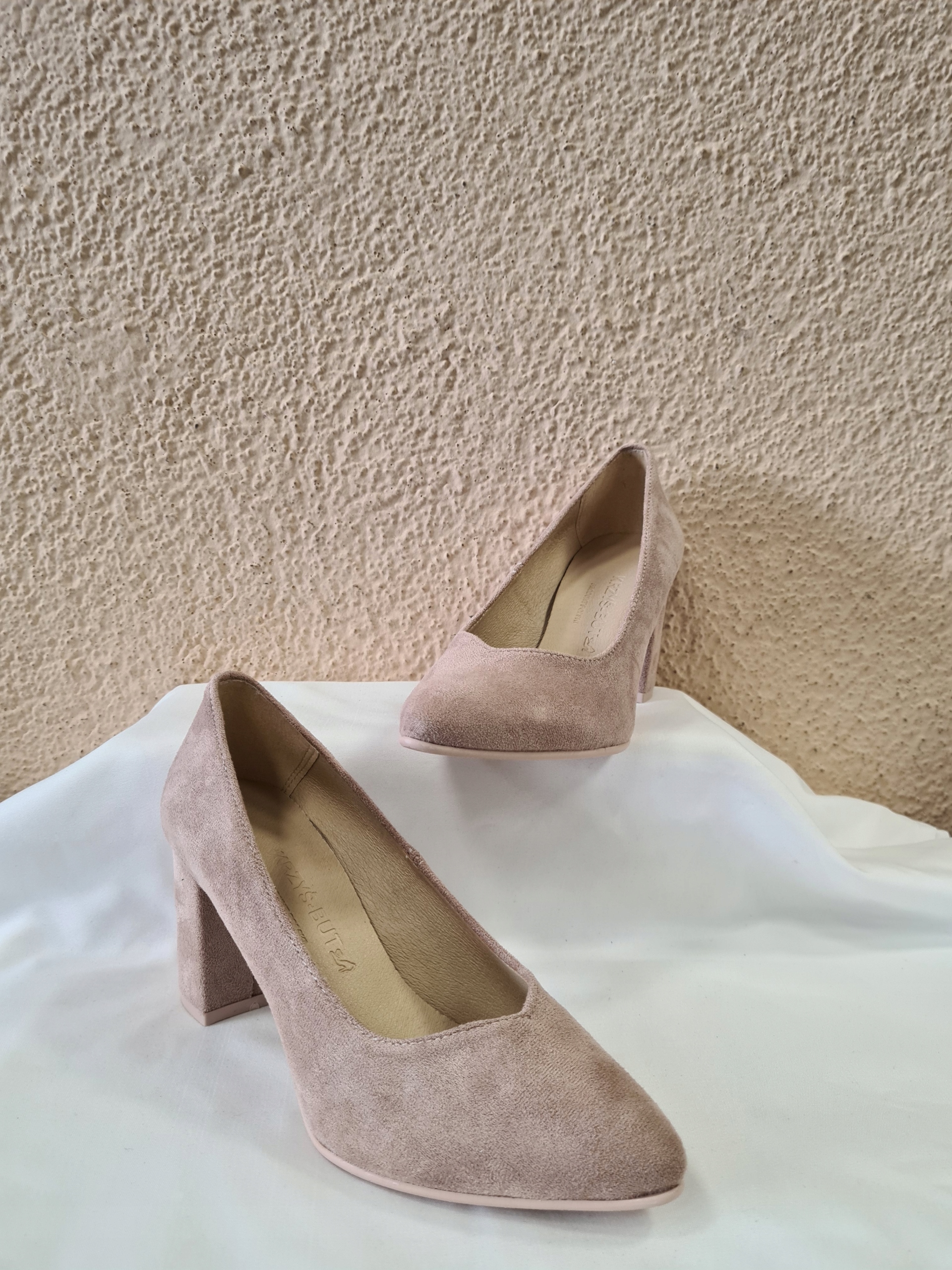 CZÓŁENKA BEŻOWE ZAMSZOWE NA SŁUPKU KRZYŚ-BUT R.39 Model 250