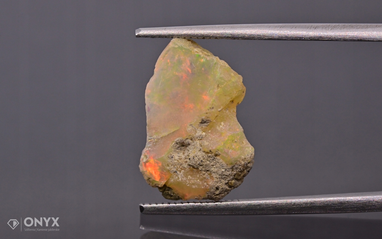 Opal z Etiopie hrudka 16x11 mm