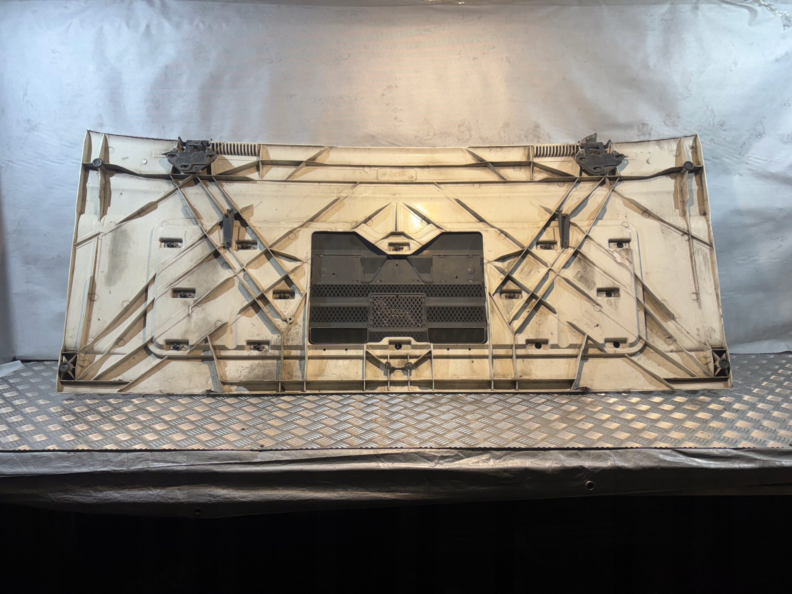 bonnet grille front MAN TGL 81.61110.0063