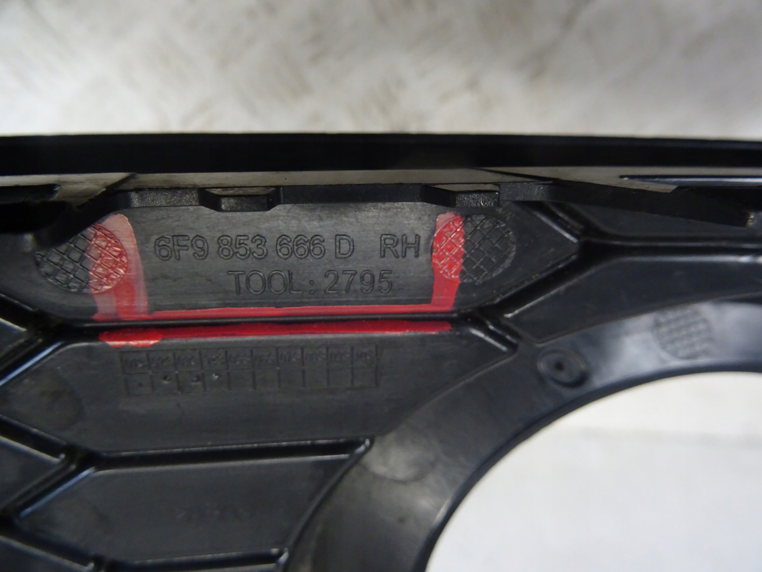 grid of a bumper front front right SEAT ARONA 6F9853666