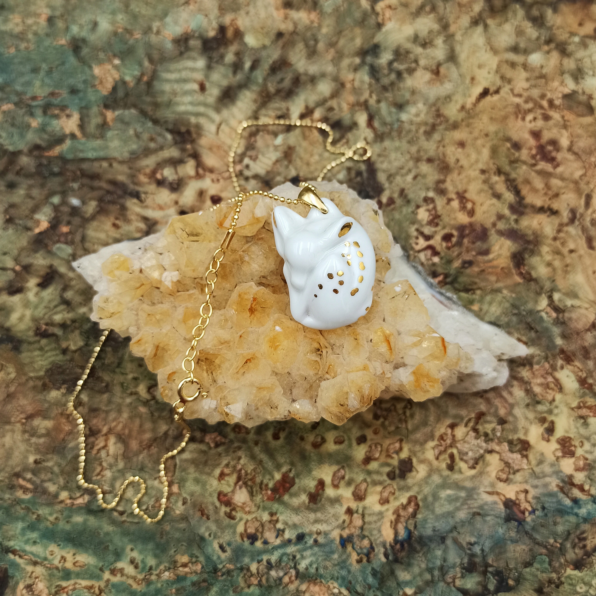 Zlatá Srna, porcelánový přívěsek lesní zvířátko, stříbro 925