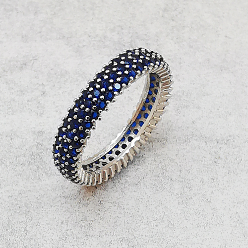 Stříbrný prsten osázený tmavě modrými zirkony