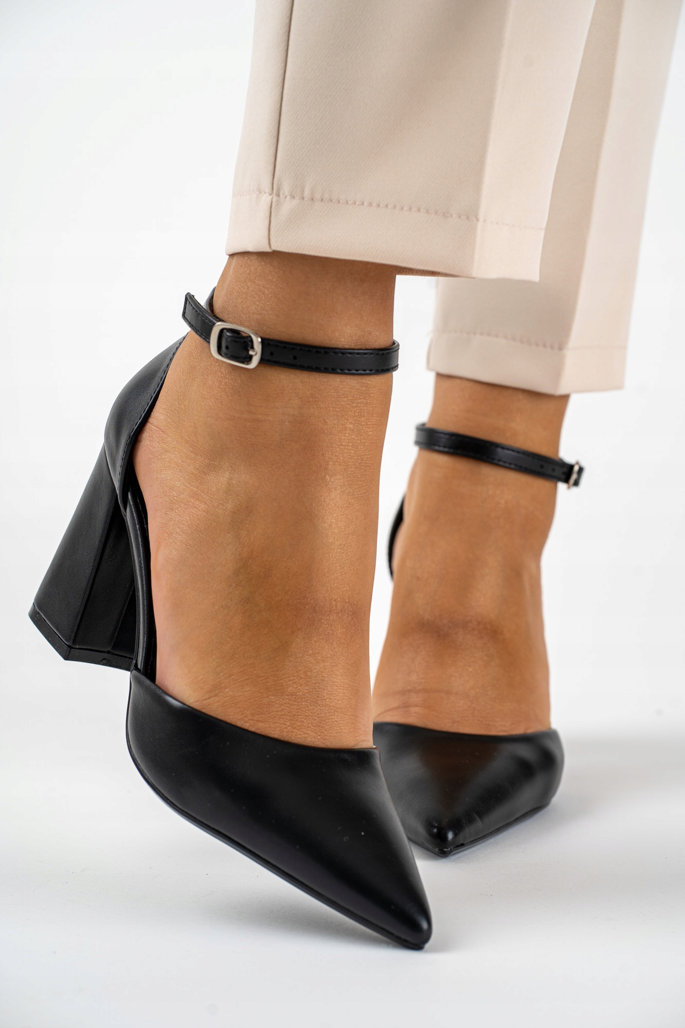 Czarne czółenka na słupku z paskiem damskie 41