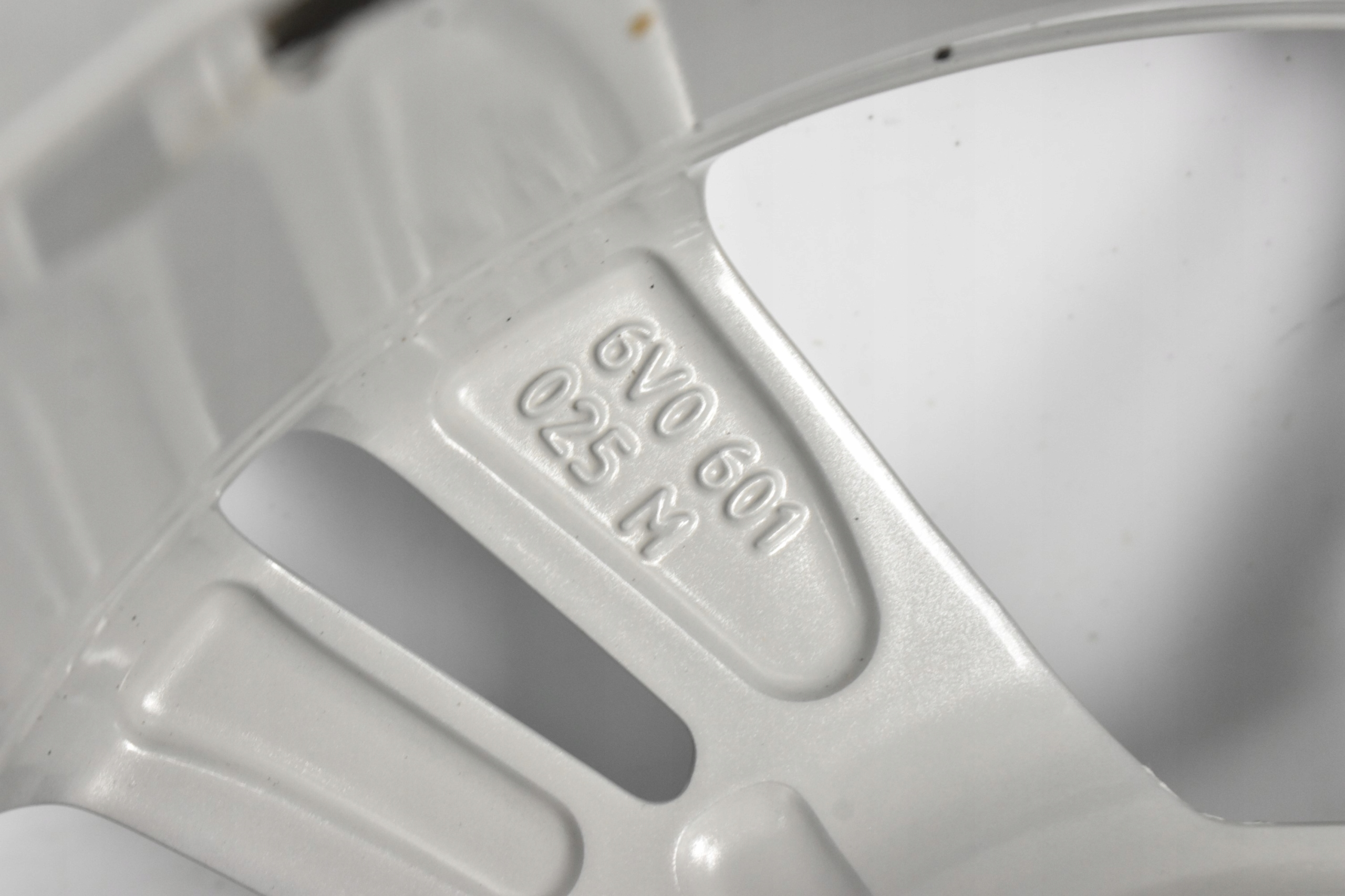 FELGA ALUFELGA 6V0601025M SKODA FABIA III RAPID ROOMSTER 6J ET38 5x100 R15 Rozstaw śrub 5x100