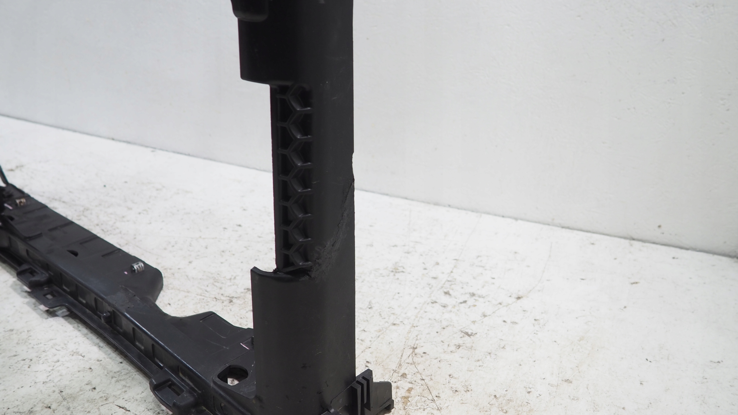 Citroen Peugeot Opel pillar iron support panel for radiators 9823718480