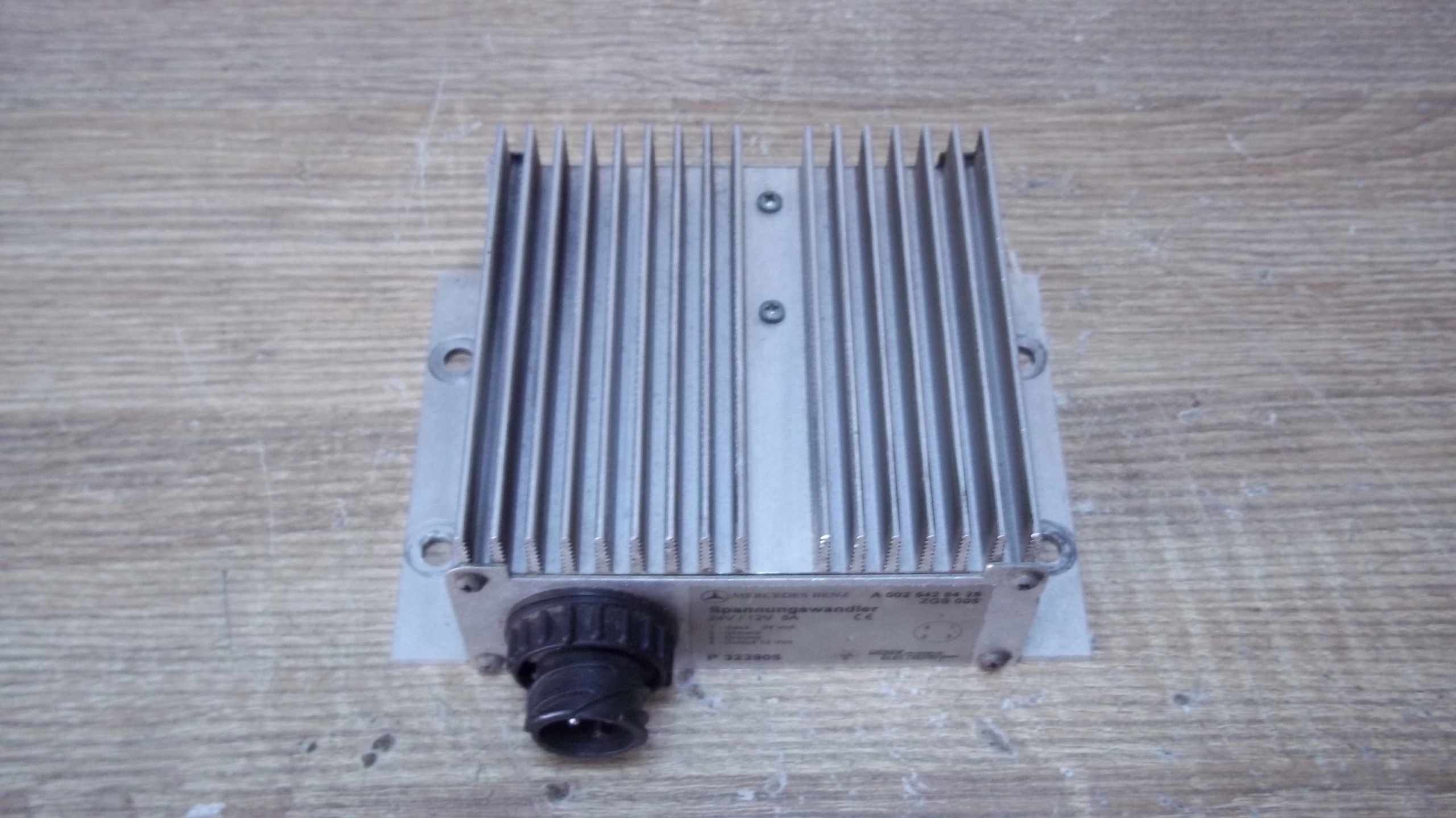 PRZETWORNICA NAPIECIA MERCEDES 24 12V 0025426425 Part number 0025426425