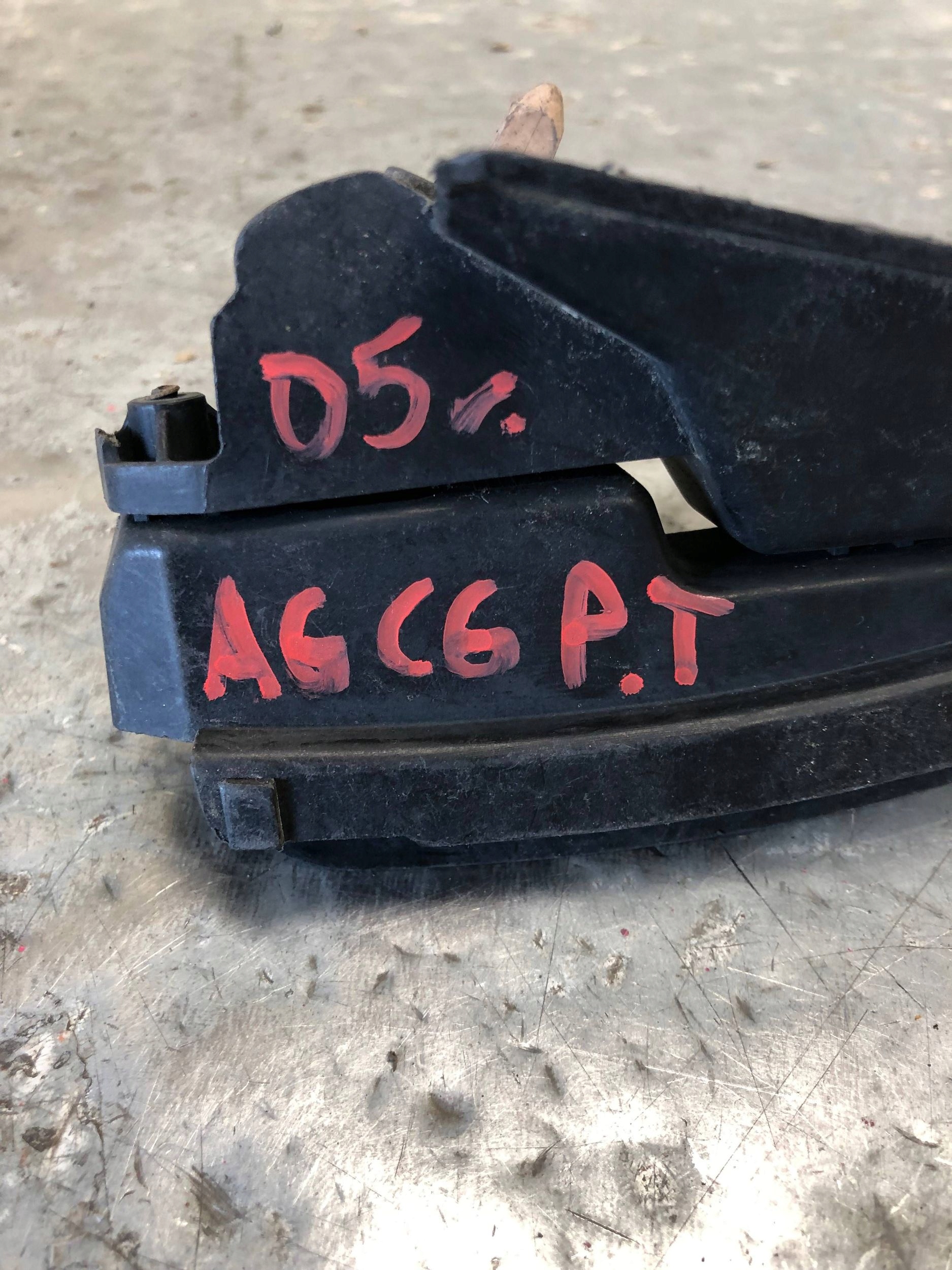 bumper bracket right rear part AUDI A6 C6 KOMBI 4F0807892
