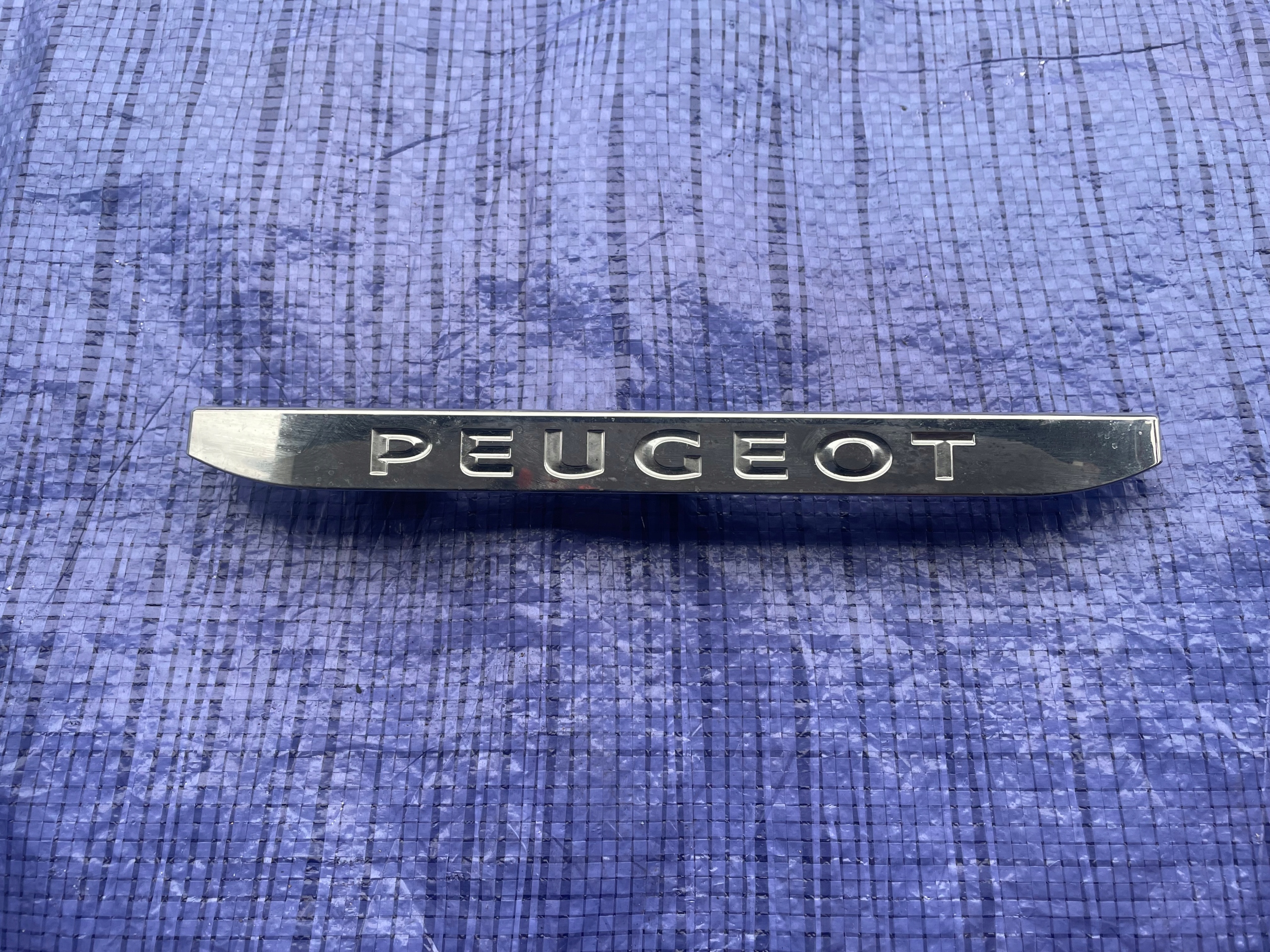 PEUGEOT 108 ZNACZEK EMBLEMAT LOGO ZDERZAKA