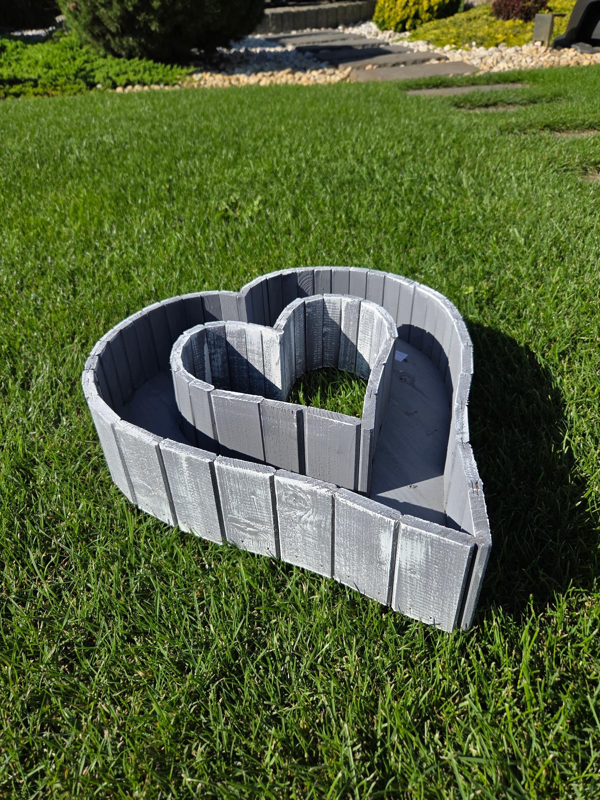 Dřevěná obal na květináč s obručí srdce – šedá, otřená – základ pro aranžování 9x36x40 cm