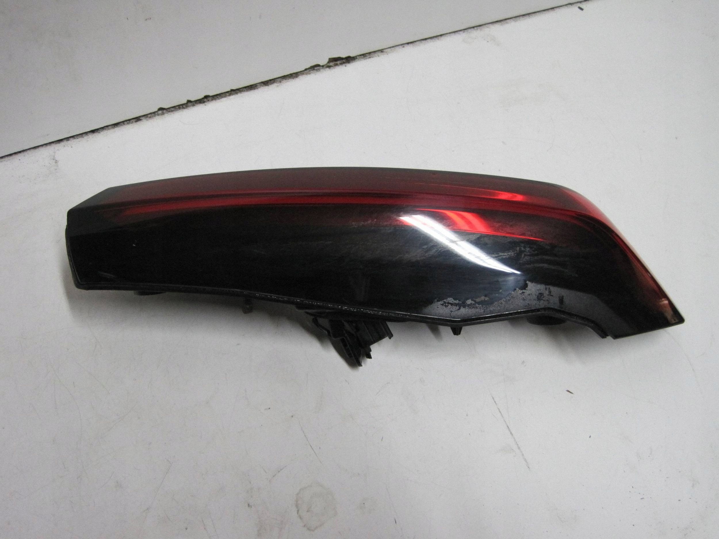 feu arrière du capot gauche CITROEN C4 III E-C4 24R 9831120680