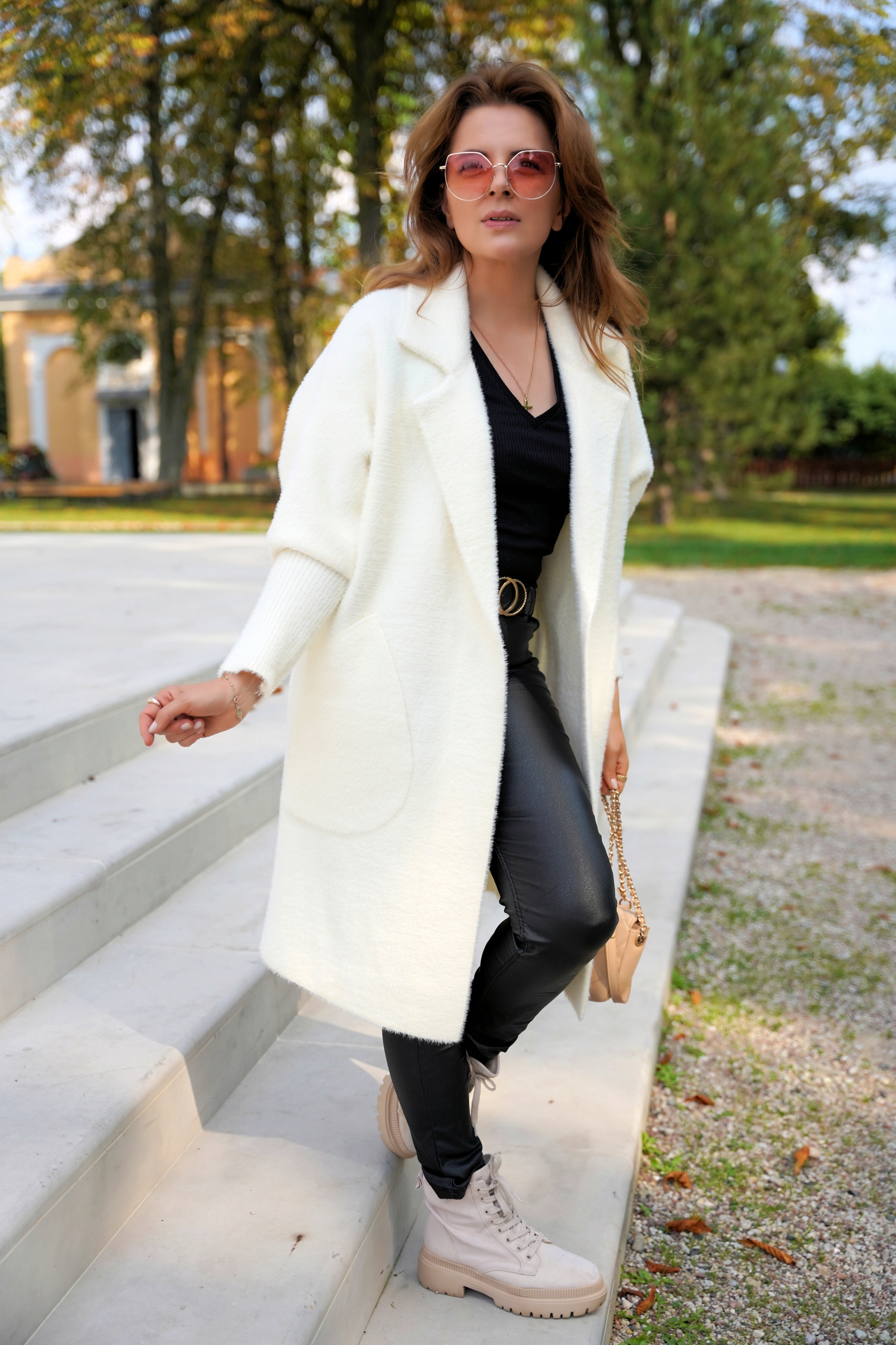 PRZEJŚCIOWY PŁASZCZ Z ALPAKI JEDNORZĘDOWY KOLOR CZARNY ROZMIAR OVERSIZE Długość przed kolana