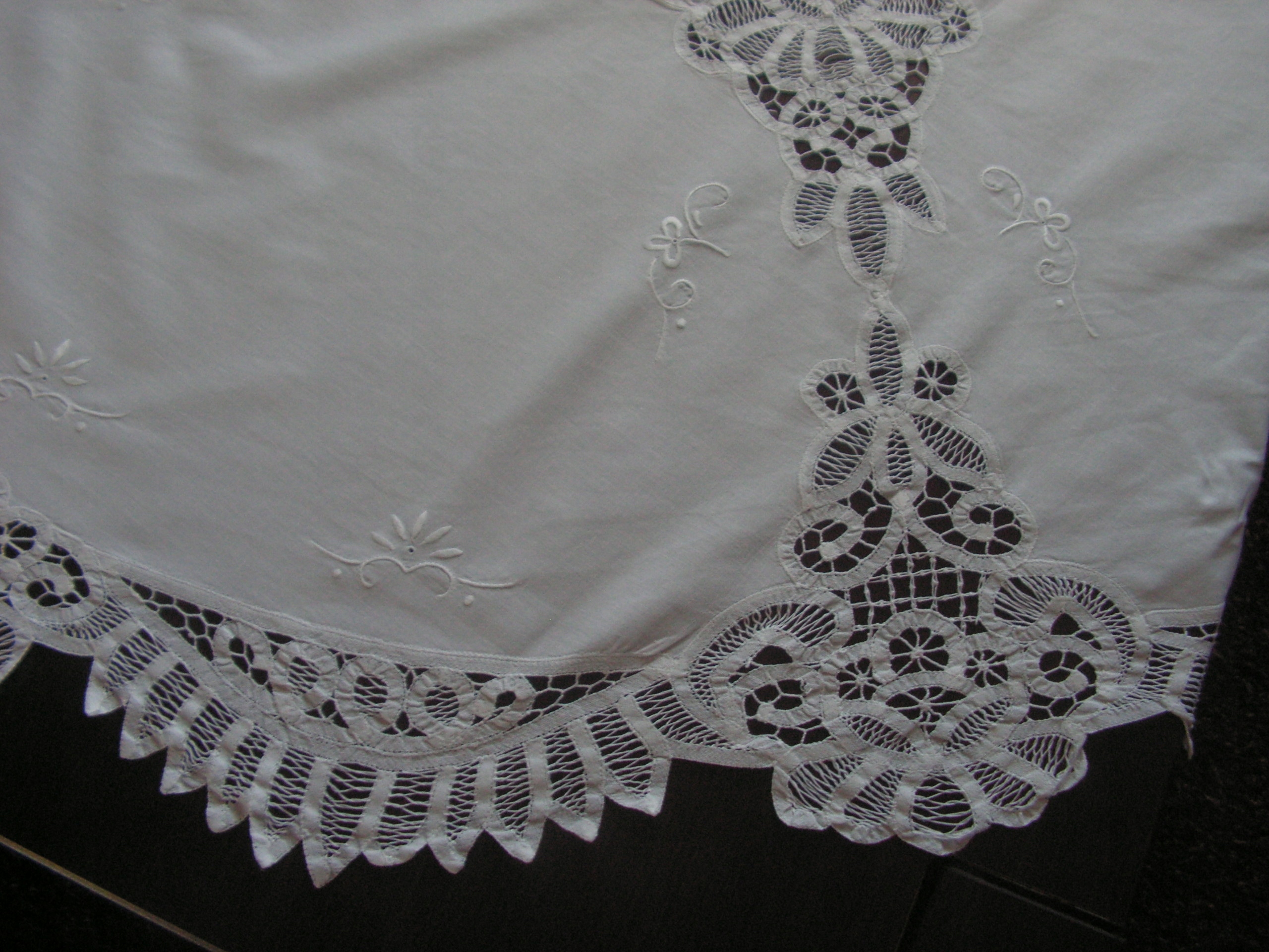 Милая Вышитая Скатерть