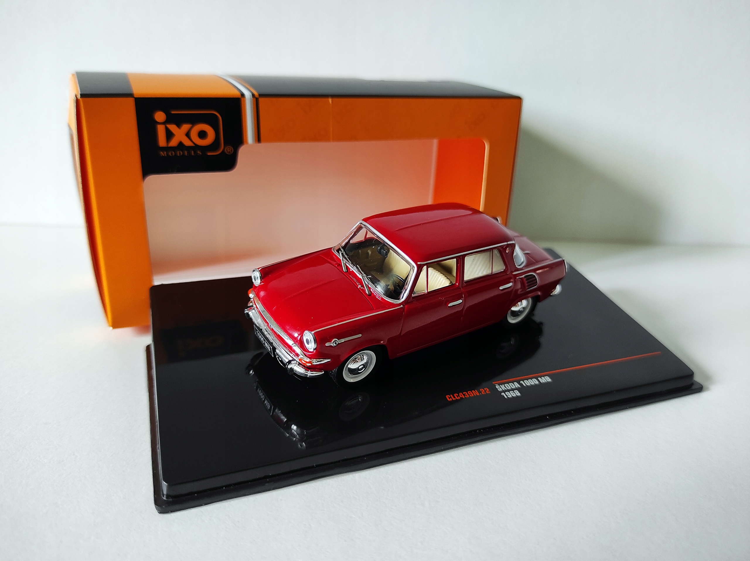 Škoda 1000 Mb (1968) Červená 1:43 Ixo