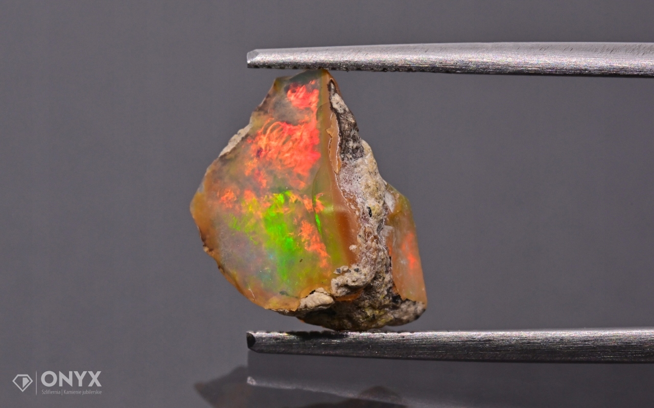 Opal z Etiopie hrudka 12,5x9 mm