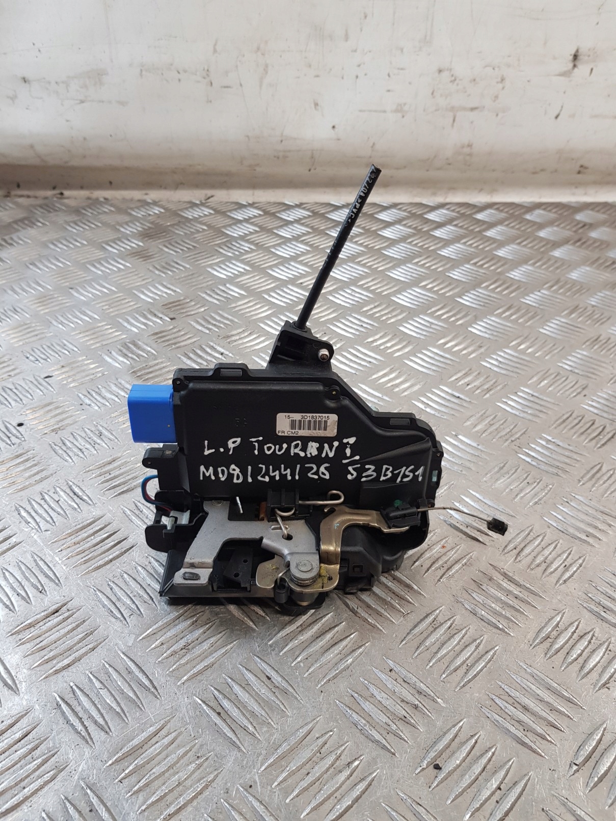 lock door left front 9PIN 3D1837015 VW TOURAN and 04R