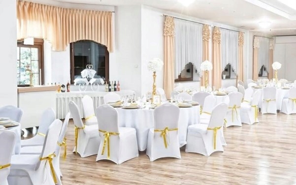 POKROWIEC NA KRZESŁO KOMUNIJNE BIAŁY ELASTYCZNY NA KOMUNIE ŚLUB WESELE 1SZT Marka Party Deco