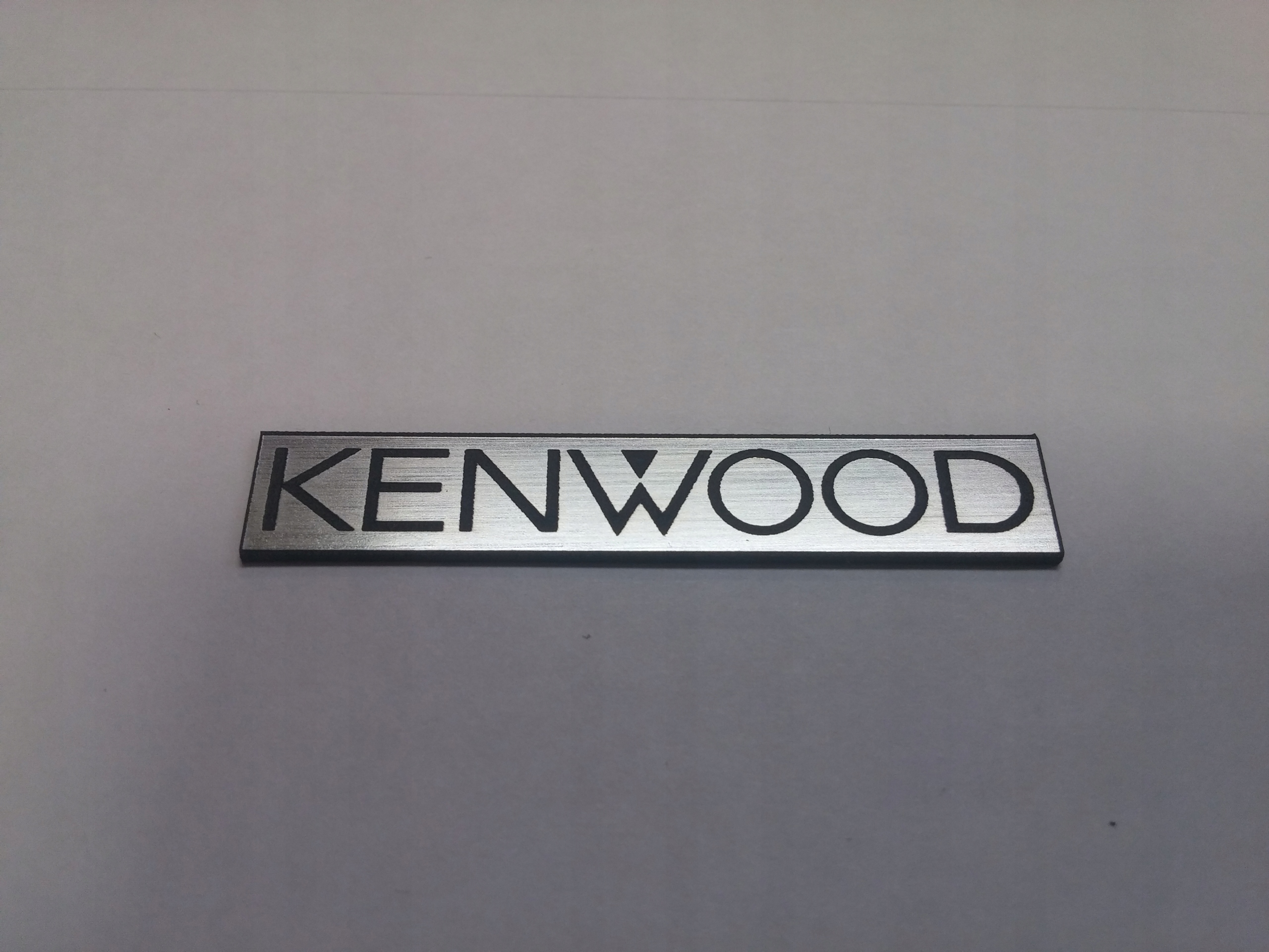

Kenwood naklejka emblemat 52 x 9 mm *srebrna