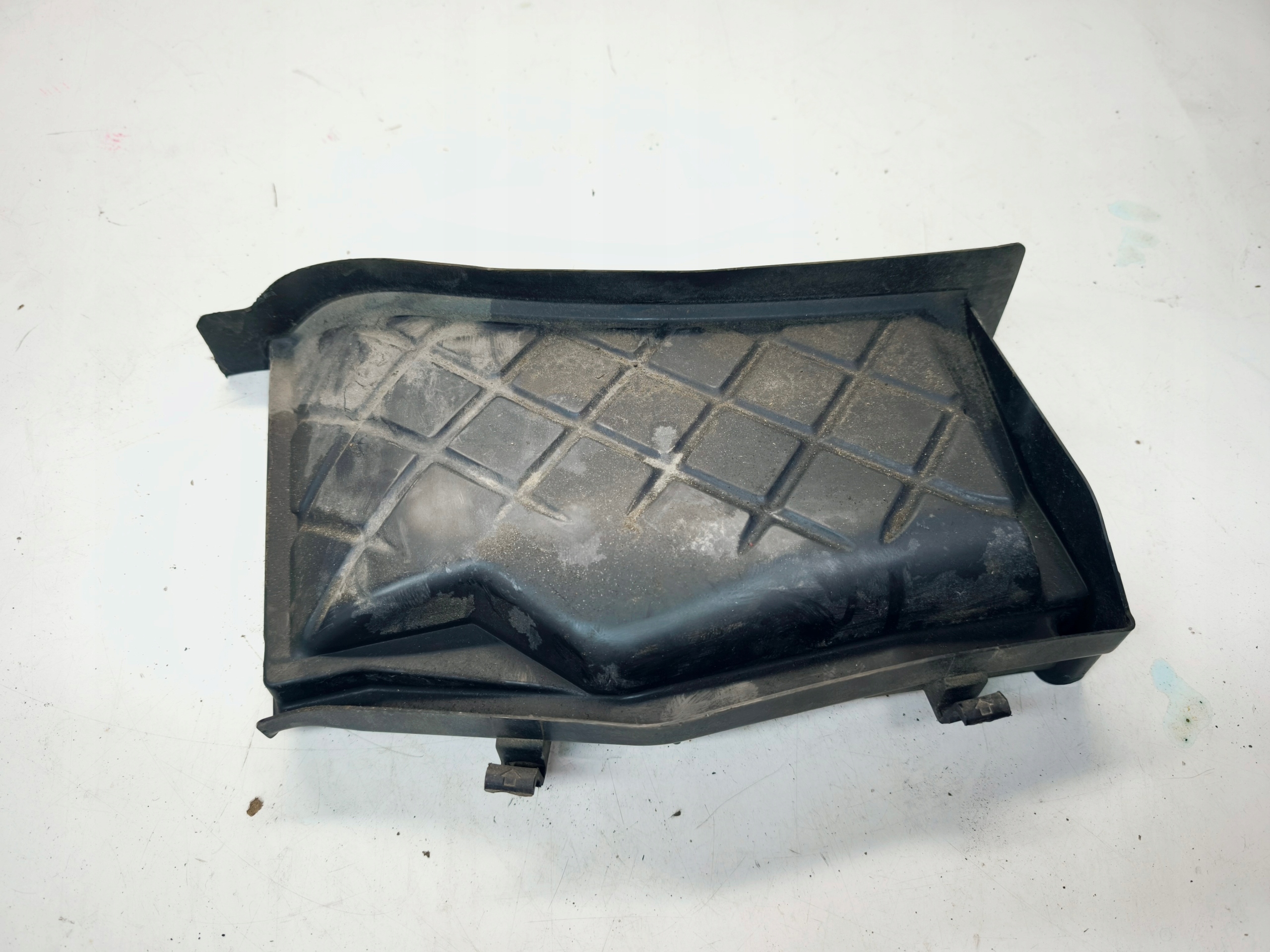 POKRYWKA spoiler of a filter, cab AUDI A4 B7 8E1819979A