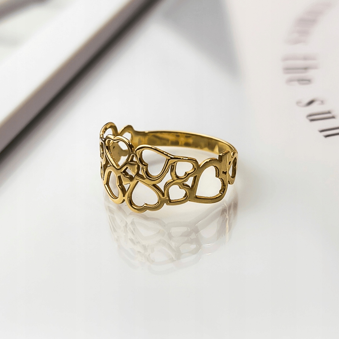 Zlatý prstýnek se srdíčky pr.585