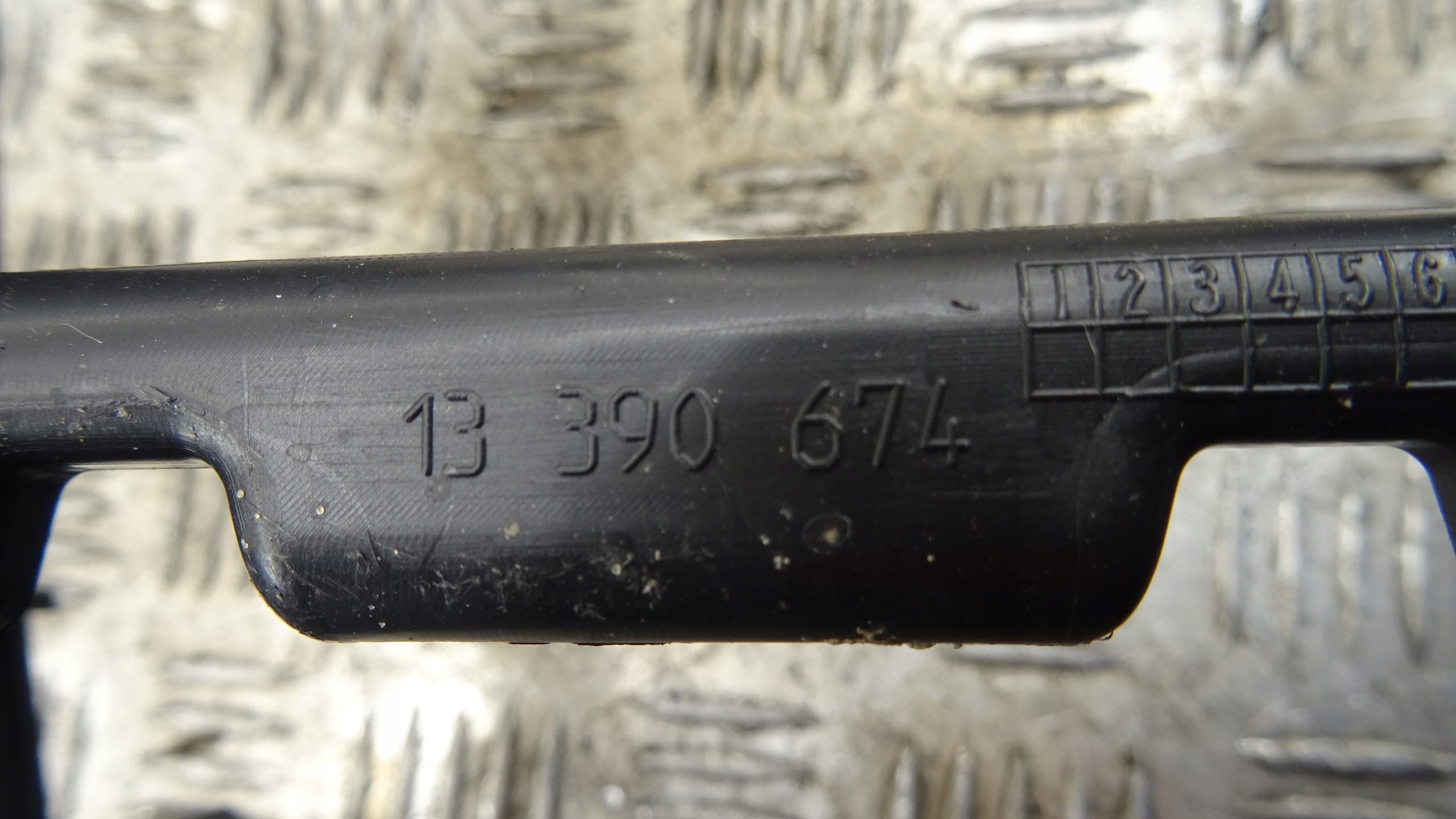 Tunel mitte Opel Corsa E 460029937 nr M156