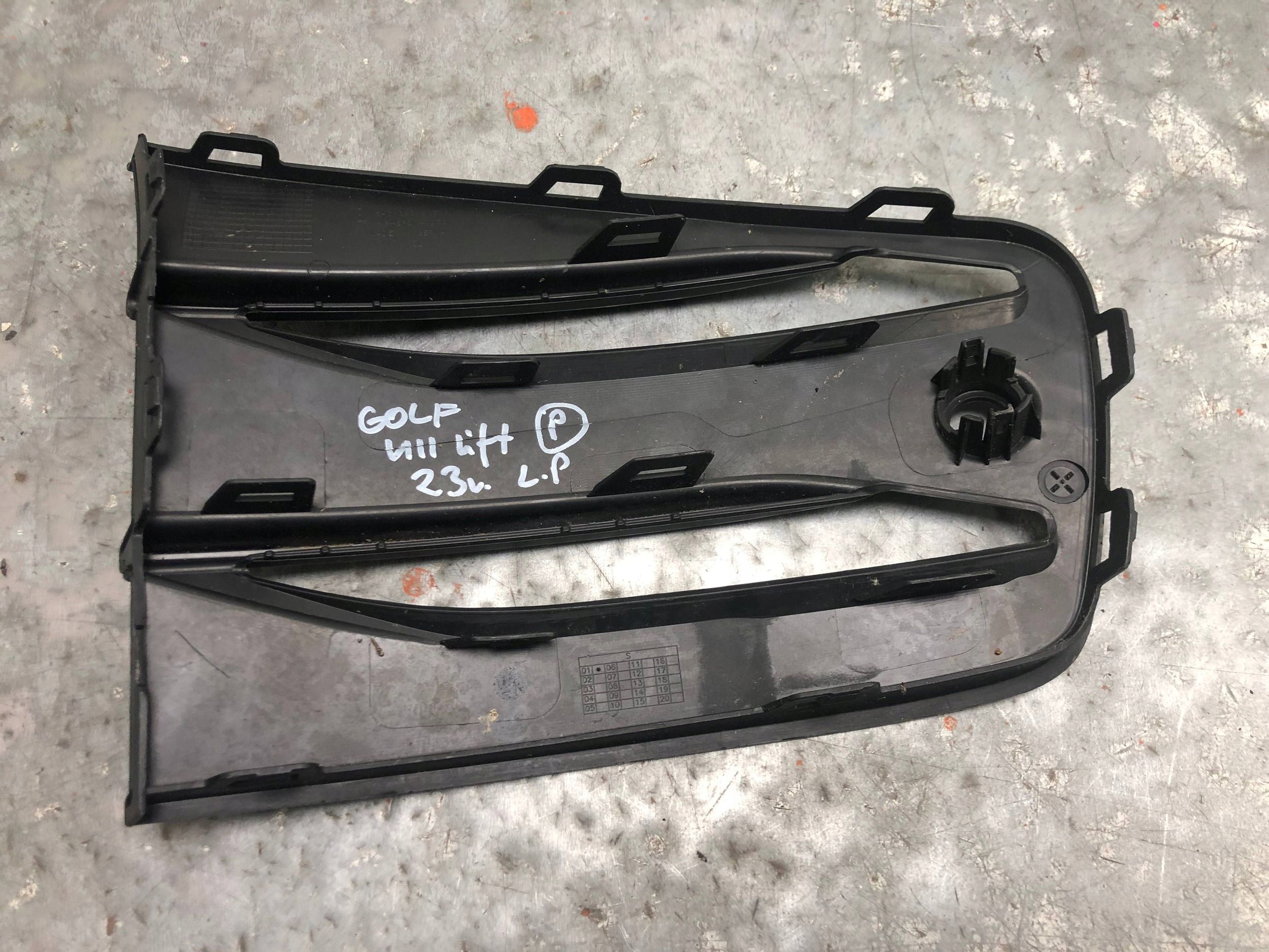 grid of a bumper left front VW GOLF VIII LIFT 5H0853665P