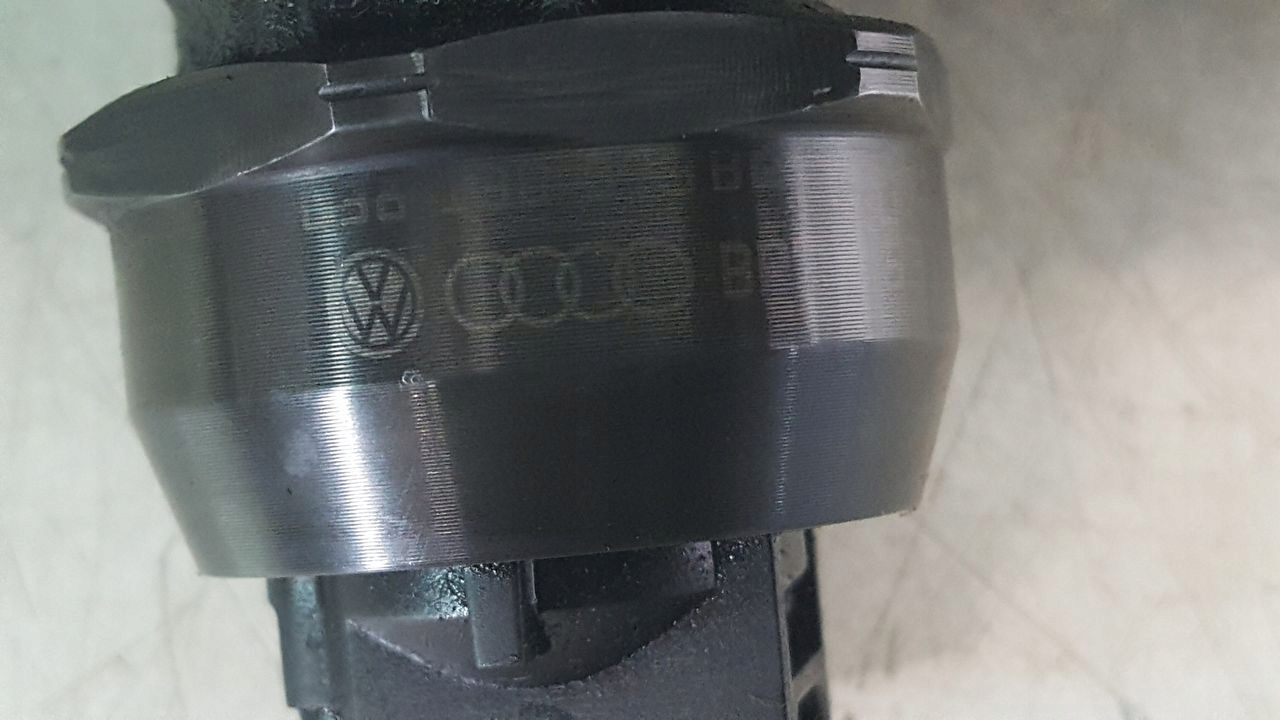 насос форсунка vw PASSAT B6 2,0 tdi