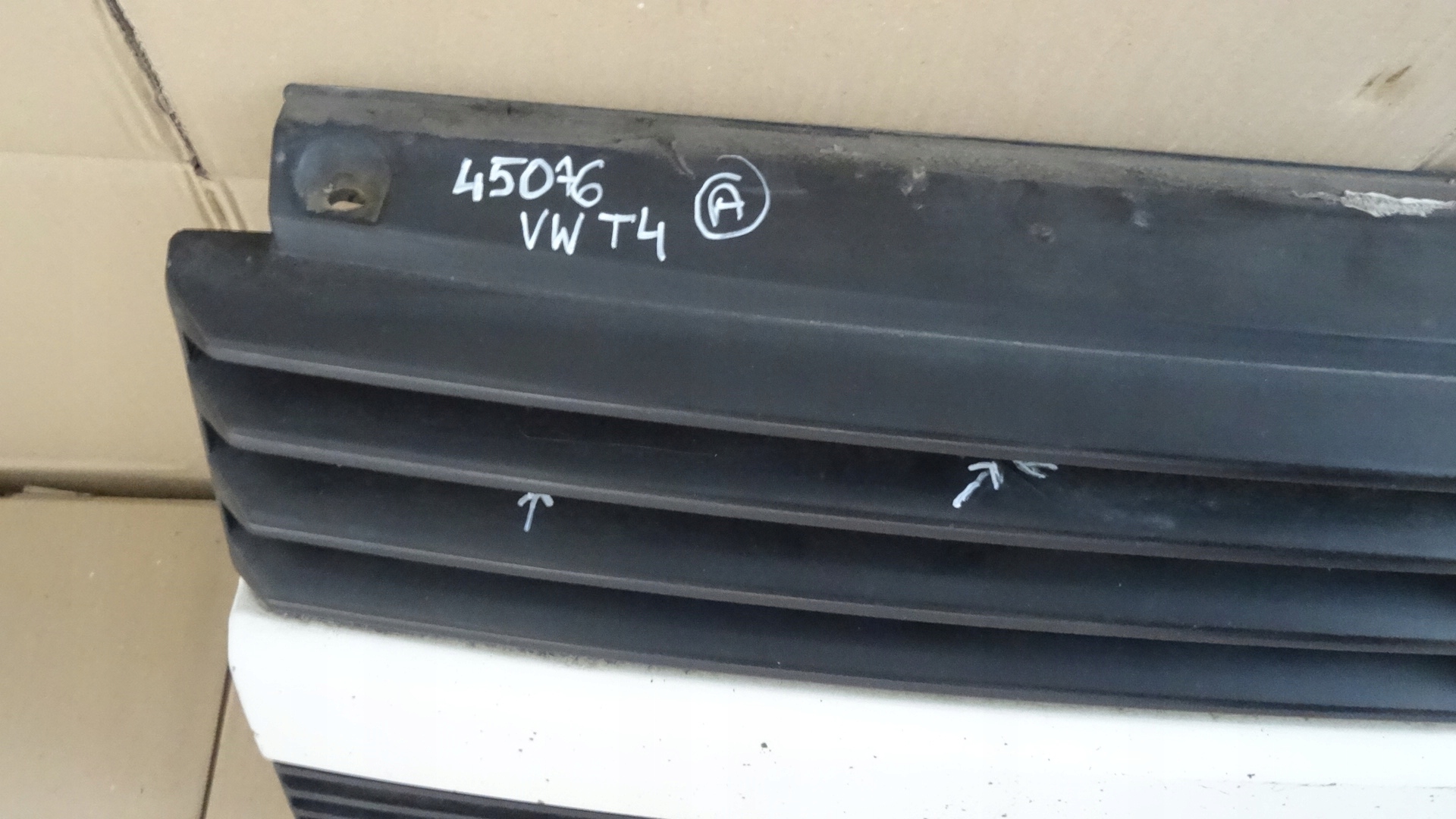 vw transporter T4 решетка радиатора 701853653B