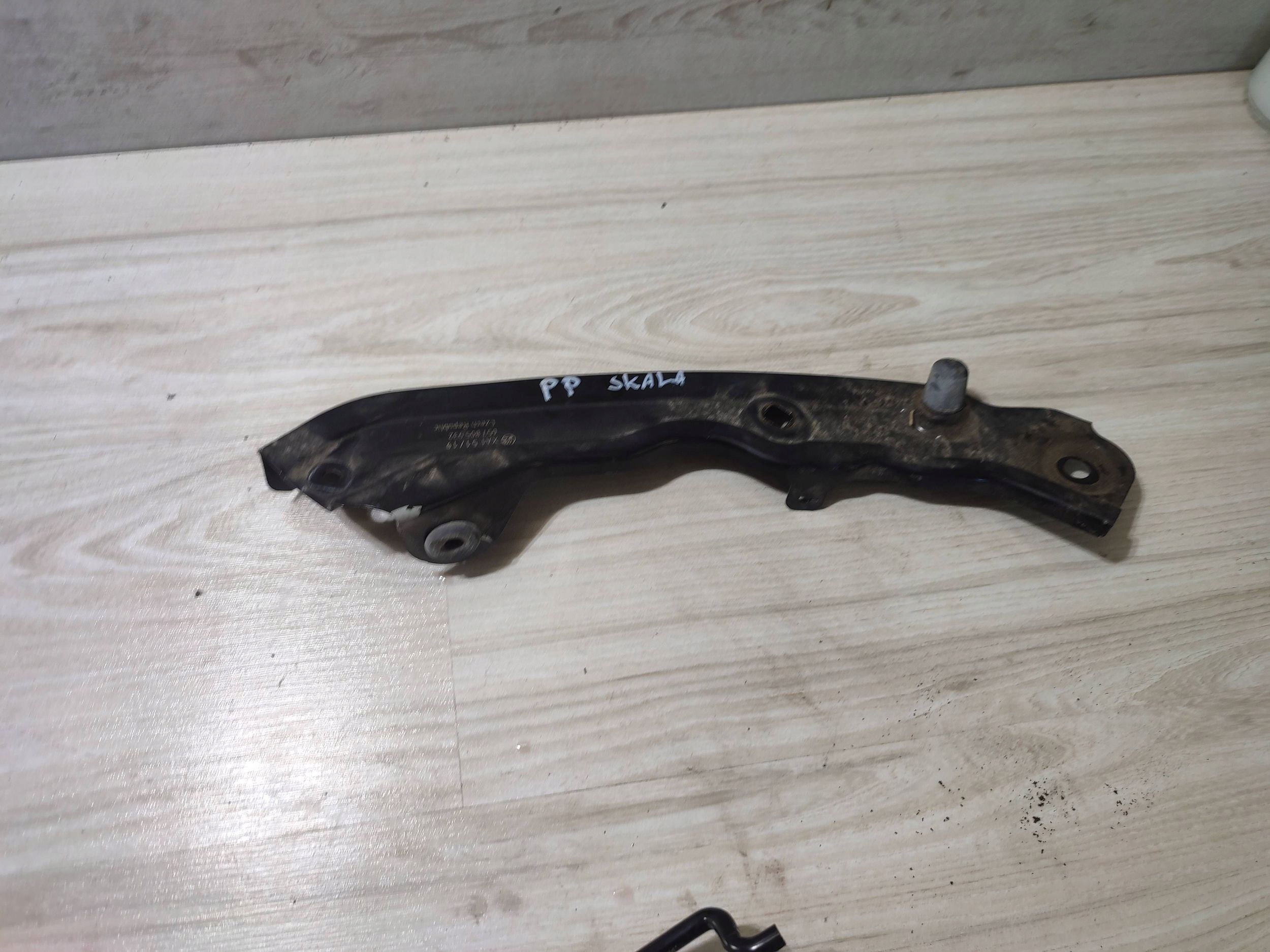 Skoda Scala 2020 front right bracket / holder lights przedniej
